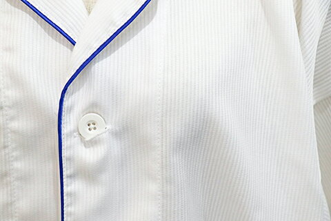 ホテルシャツガウン・ライン・白・バイヤスブルー良い眠りのためのアイテムに【部屋着】【リラックスウェアー】【パジャマ】【ルームウェアー】【旅行】【寝心地】【前開き】【ライン生地】【白】【ガウン】【おしゃれパジャマ】【数量限定】