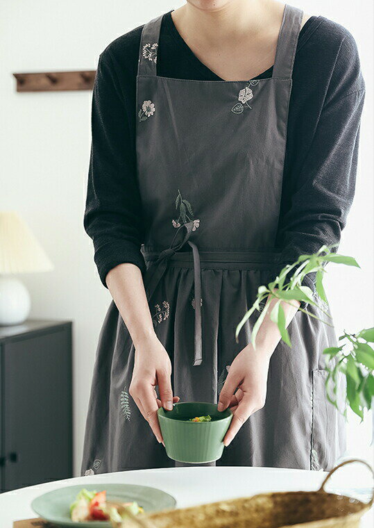 普段の暮らしにちょっとした華やかさをプラス！刺繍入り エプロン ワンピース風 カ...