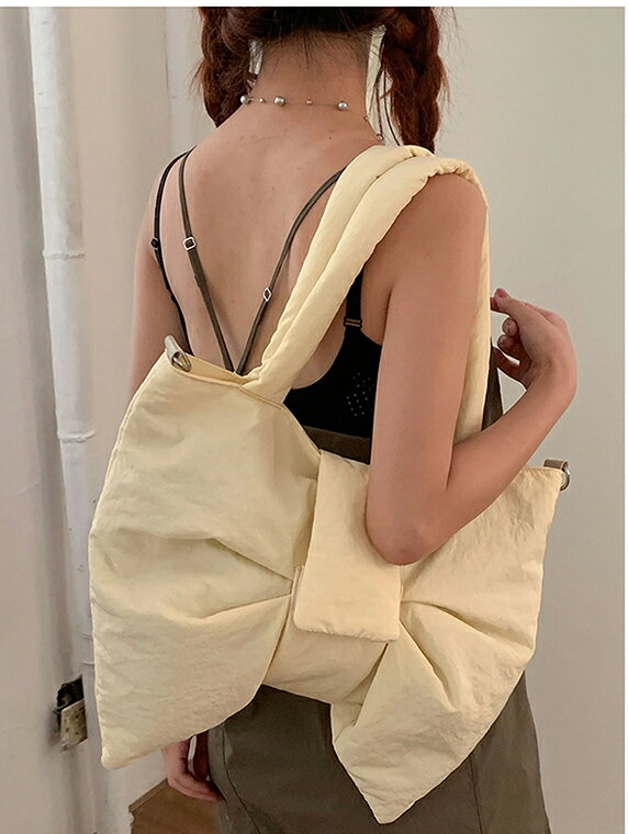シンプルでありながらも華やかさを感じさせるリボンモチーフ！6色展開 ビッグリボン バッグ ナイロン 鞄 休日＆通勤 リボンバッグ 形斜めがけ メガリボントートバッグ ショルダーバッグ レディース 立体感の商品画像 2