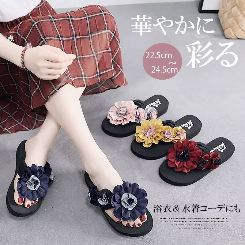 和モダンな印象なので、浴衣などの和装にもマッチ！4色展開 サンダル レディース スリッパ 厚底サンダル ミュールサンダル カジュアル ビーチサンダル 花モチーフ 花柄 サマーサンダル 身長アップ 夏 厚底 プラットフォーム 美脚効果 脚長 送料無料■　商品説明足元をパッと華やかに彩る♪厚底ビーチサンダルが登場。 花モチーフ仕様でパッと目を惹く可愛らしさが魅力！ 約3センチちょっとのほどよい厚底タイプ。フラットな作りだから負担が少なくラクチン♪ 和モダンな印象なので、浴衣などの和装にもマッチ。花火大会やお祭りにもぴったりです。■　カラー4色展開 ※モニターの発色の具合によって実際のものと色が異なる場合がございます。ご了承ください。■　サイズ35 / 36 / 37 / 38 / 39 ・35(22.5cm) ・36(23.0cm) ・37(23.5cm) ・38(24.0cm) ・39(24.5cm)■　素材ポリエステル■　検索キーワード厚底サンダル レディース スポーツサンダル 厚底 オープントゥ ウェッジサンダル ビーチサンダル サンダル 美脚 サマーサンダル クロス シンプル カジュアル 女性 女子 女の子 大人 アウトドア シューズ 履きやすい 浴衣コーデ 花火大会 送料無料 ブラック ブラック×ホワイト ホワイト 35 22.5cm 36 23.0cm 37 23.5cm 38 24.0cm 39 24.5cm 40 ポリエステル レディース サンダル スポサン 厚底サンダル コンフォートサンダル 痛くない 歩きやすい 走れる 厚底 フラットサンダル 歩きやすい 美脚 夏 サンダル レディース サマーサンダル クロス かわいい 上品 フェミニン 大きめ オープントゥ スリッポン 防滑 通気 屈曲性 履きやすい サンダル カジュアル リーガル 夏 リップフロップ 海 プール 送料無料 サンダル レディース スリッパ 厚底サンダル 軽量 ミュールサンダル カジュアル 婦人サンダル ビーチサンダル コンフォートサンダル 身長アップ 夏 サンダル厚底 上品 かわいい おしゃれ シンプル 滑り止め 快適 美脚 歩きやすい 疲れない通気性　フラワー ビーサン サンダヒール3cm 美脚効果 バツグン フリップフロップ 海 プール春夏新品 フラワー ビーサン サンダル 花 厚底ビーチサンダル サンダルとスロープ フラワー付け 大きいサイズ ヒール3cm ヒール6cm美脚効果 バツグン フリップフロップ 海 プール 浴衣コーデ 花火大会