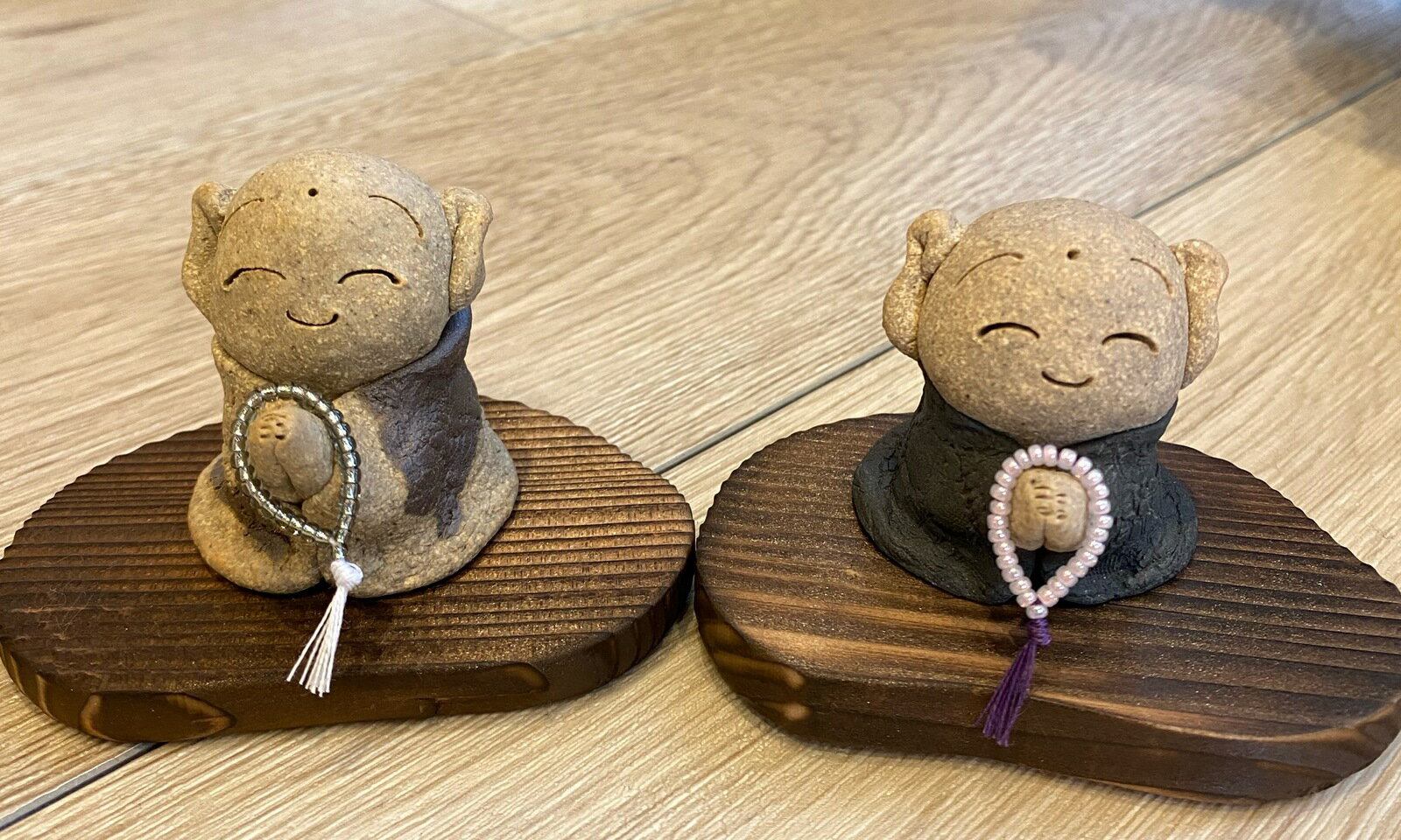 ミニ骨壷 お地蔵さま 祈り地蔵 有田焼 念珠 台座つき 手元供養 遺骨入れメモリアルオブジェ 骨壷 骨壺 遺骨入れ 分骨 遺骨 分骨 陶器 置物 ペット供養 遺髪容器 ふれ愛地蔵 祈り〜いのり〜供養庵