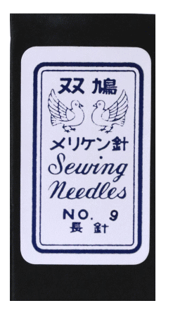 絹地や薄手の木綿地などに。 各種手芸にもわれます。 ニッケルメッキ加工ではなく、磨き上げをしています。布通りが良く使いやすい縫い針です。 内容物：1包25本入　太さ0.56mm　長さ34.8mm パッケージサイズ：23×43×3mm メール便可 発売元 ： クロバー株式会社ご注意 ：　モニターにより、色の見え方が実際の商品と異なることがございます。