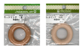 木の素材感が魅力のウッドリング。 サイズ : 外径44mm 1個入り発売元 ： メルヘンアート ご注意 :　ネコポス発送可能。 モニターにより、色の見え方が実際の商品と異なることがございます。