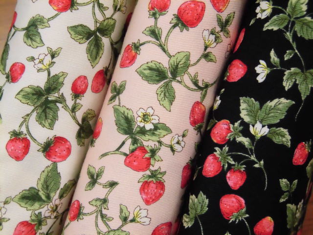 コットンツイル生地 布 いちご柄 小花と果実 KTS7131ハンドメイド ソーイング コットンこばやし 商用利用可能