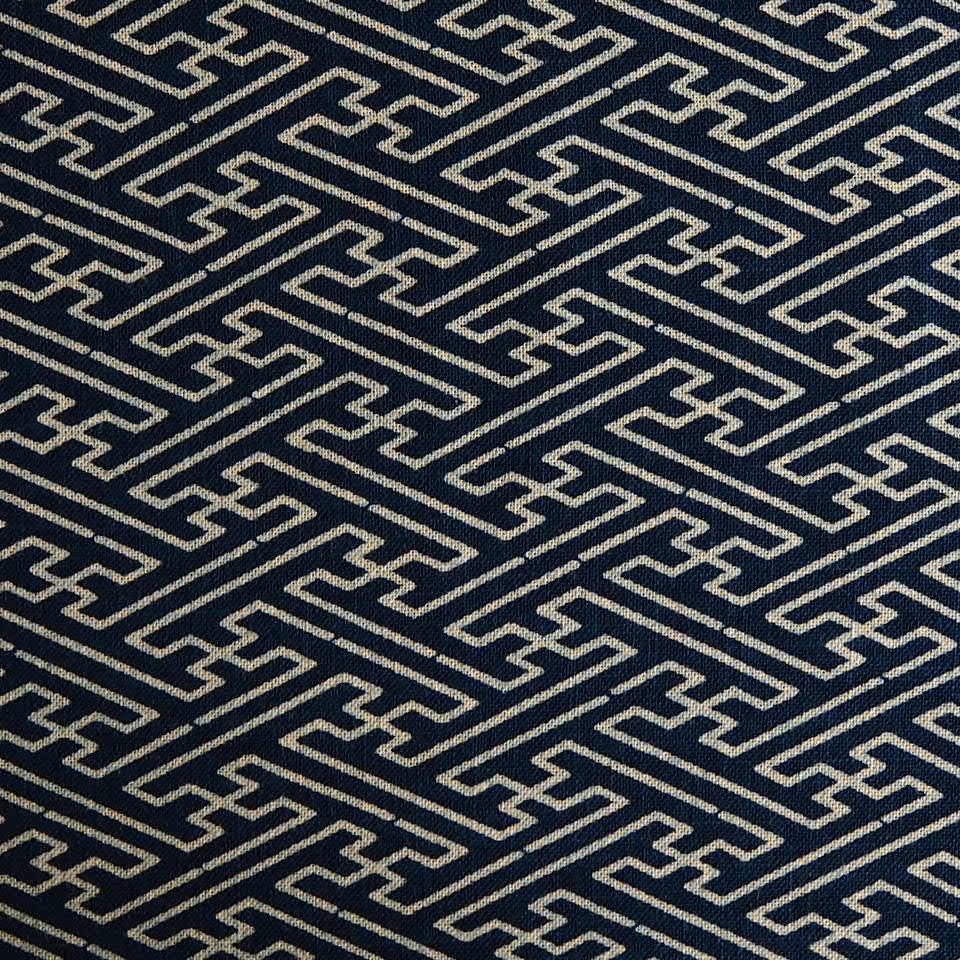和柄 生地 布 藍染め調 ムラ糸 捺染プリント 紗綾形 さやがた KP7090−99A紺色 商用利用可能