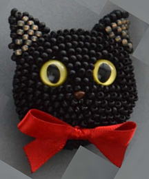 レース糸に通したビーズをかぎ針で編み込みながら作る かわいい猫のブローチキットです。 ブローチの作り方に沿って、かぎ針編みの基本知識も画像入りで解説。 初心者の方にも安心のキットです。 作り方の動画もご用意しています。 ご用意いただくもの：ハサミ・ものさし・レース針0号（手の緩い方は2号をお使いください。） ニッパー・プライヤー・ライター・手芸用接着剤・待ち針 セット内容：丸大ビーズ・挿し目・挿し鼻・レース糸・ブローチピン・リボン・綿・ワイヤー針 とじ針・段数マーカー・作り方説明書 サイズ：縦 約 6cm、横 約 5.5cm 難易度：★★★★☆ 原産国：日本、中国 ネコポス便可 発売元 ： 株式会社MIYUKIモニターにより、色の見え方が実際の商品と異なることがございます。
