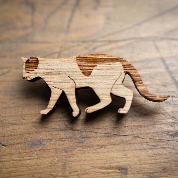 【木tch】クルミの木・ブローチ neko（ネコ）