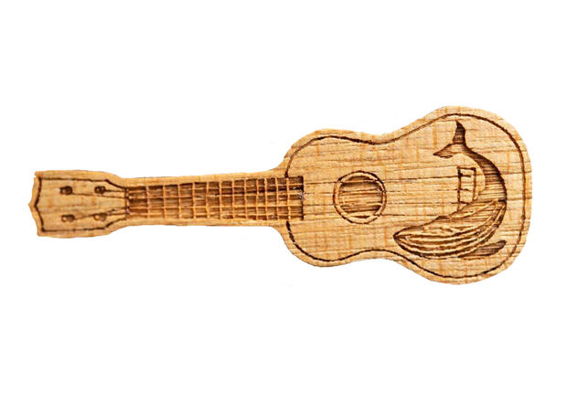【木tch】クルミの木・ブローチ ukulele（ゆめのせて跳ねる）ウクレレ