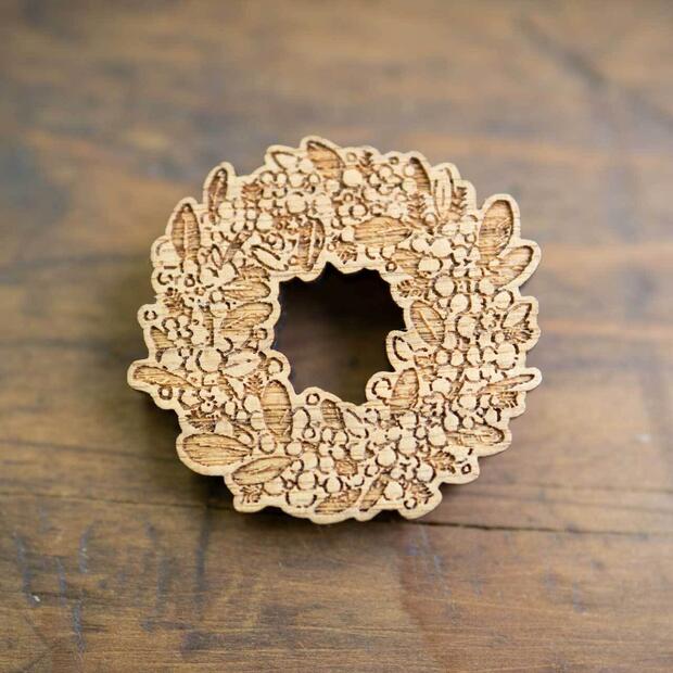 【木tch】クルミの木・ブローチ ミモザリース（mimozals）