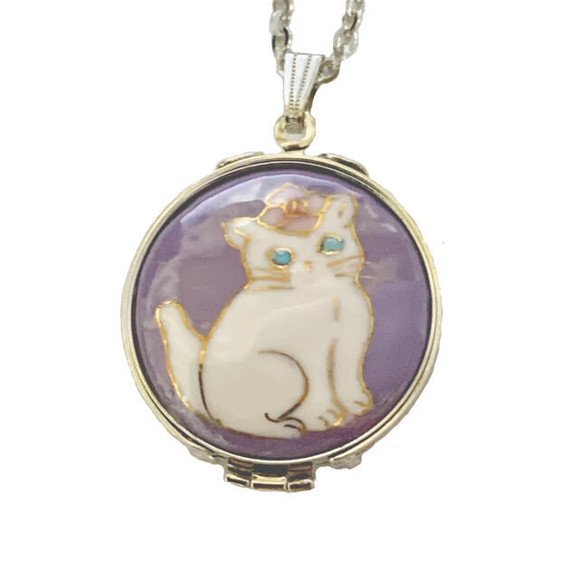 【UncleZ】　七宝焼き　ルーペ付ペンダント バラのティアラ白猫
