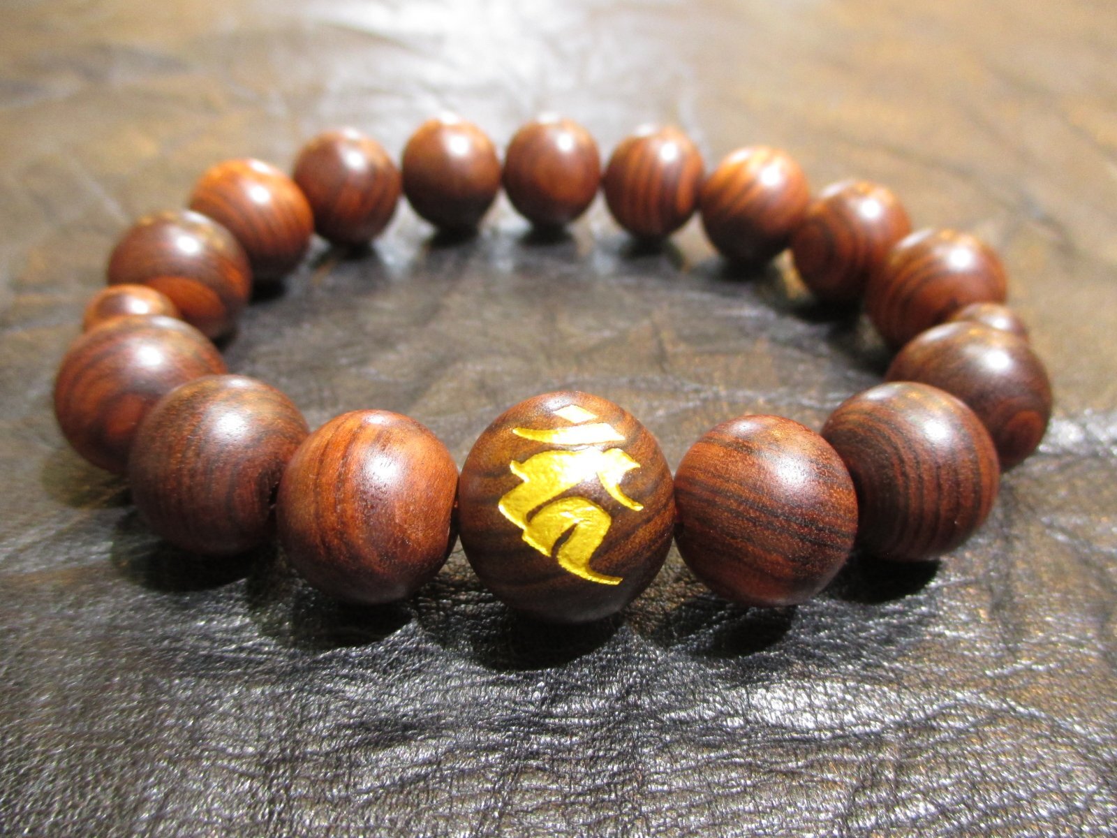 パワーストーン・京都/【一切の災いを打ち砕く、恋愛成就、健康】【不動明王・守護梵字(カーン)】両面彫刻【キングローズ(南米紫檀)】数珠ブレスレット、桐箱付き【伏見の京屋】