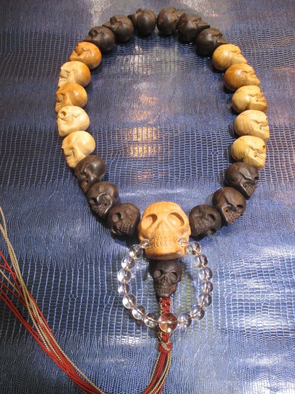 パワーストーン・京都/【一切の災いを打ち砕く、邪気払い、復活・再生】【スカル(髑髏)】一級職人手彫り【桃の木＆縞黒檀】【不動明王・守護梵字(カンマン)】彫刻、親玉60mm【オリジナル特大数珠(お念珠)・ネックレス】【本水晶】正絹房仕上げ【伏見の京屋】