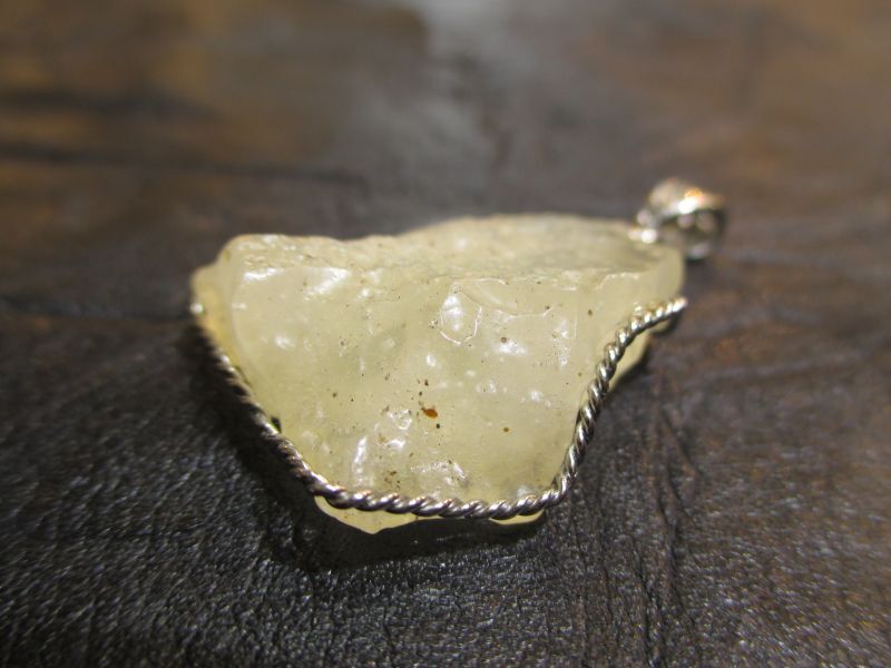 パワーストーン・京都/【ツタンカーメン王の秘宝】【ヒーリング効果、霊力上昇】【リビアングラス】32mm、原石ペンダントトップ≪SV925枠≫【天然石の京屋】