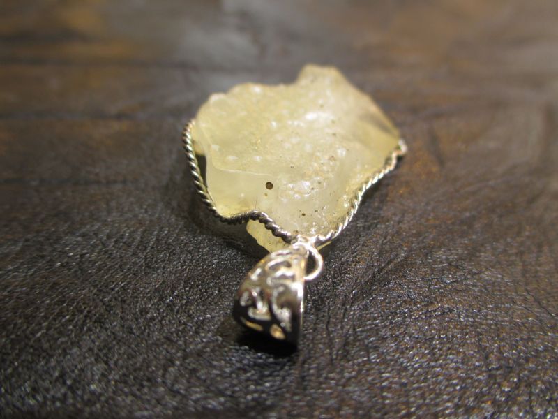 パワーストーン・京都/【ツタンカーメン王の秘宝】【ヒーリング効果、霊力上昇】【リビアングラス】32mm、原石ペンダントトップ≪SV925枠≫【天然石の京屋】