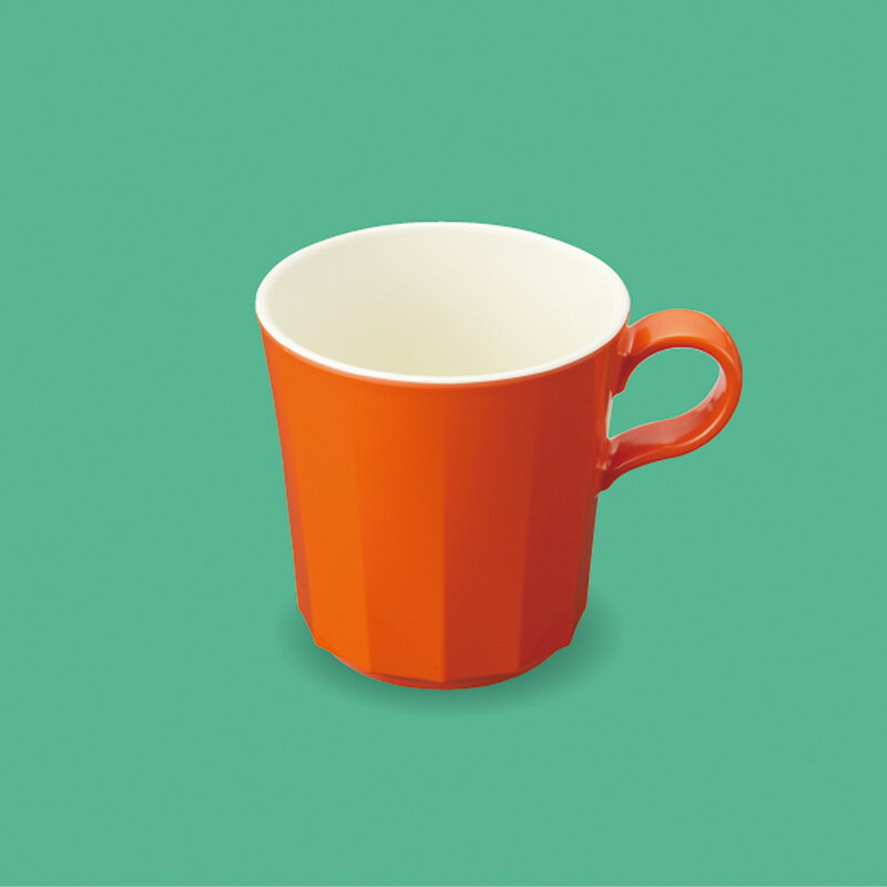 マグカップ オレンジ内白 グラシア [MC-94OUW]の解説 個性が躍る、もてなしの器。おしゃれで気どり過ぎない各々の器が、使いやすさとデザイン性を兼ね備え心躍る食の時間を演出します。 内側グレーズで、茶渋汚れがつきにくいマグカップです。150ml・200mlの目安線付き。 メラミンは陶器のような重量感があり、耐久性・耐熱性に優れているため食器洗浄機や消毒保管庫でのご使用が可能です。 社員食堂,学食,高齢者施設,老人ホーム,飲食店での使用にお勧めです。(大人・一般向き) マグカップ オレンジ内白 グラシア [MC-94OUW]の詳細 メーカー三信化工株式会社 掲載カタログSanshin TABLEWARE 2024 病院・福祉・一般用カタログ 商品名マグカップ 柄名・シリーズ名グラシア(オレンジ内白) 型番MC-94OUW(MC-94-OUW) サイズ83×109×高さ85mm・270ml 別売りの蓋P-205W P-205Y 材質メラミン材質説明 耐熱温度120℃ 食器洗浄機使用可 食器乾燥機使用可 食器消毒保管庫使用可 熱風再加熱機器使用不可 スチームコンベクション使用不可 電子レンジ使用不可 形状カテゴリかわいい 柄付きコップ 取っ手付き お茶 柄おしゃれ かわいい 無地 ツートンカラー ■メーカー希望小売価格はメーカーカタログに基づいて掲載しています