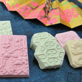 和三盆糖 御 干菓子 (小)和菓子 詰め合わせ 送料無料 老舗 和三盆 お干菓子 送料込 日本のお土産 京都のお土産 京菓子 法事 お供え お祝い 内祝い 香典返し 粗供養 お返し ギフト プレゼント スイーツ お菓子 【楽ギフ_のし】 【楽ギフ_包装】 ホワイトデー