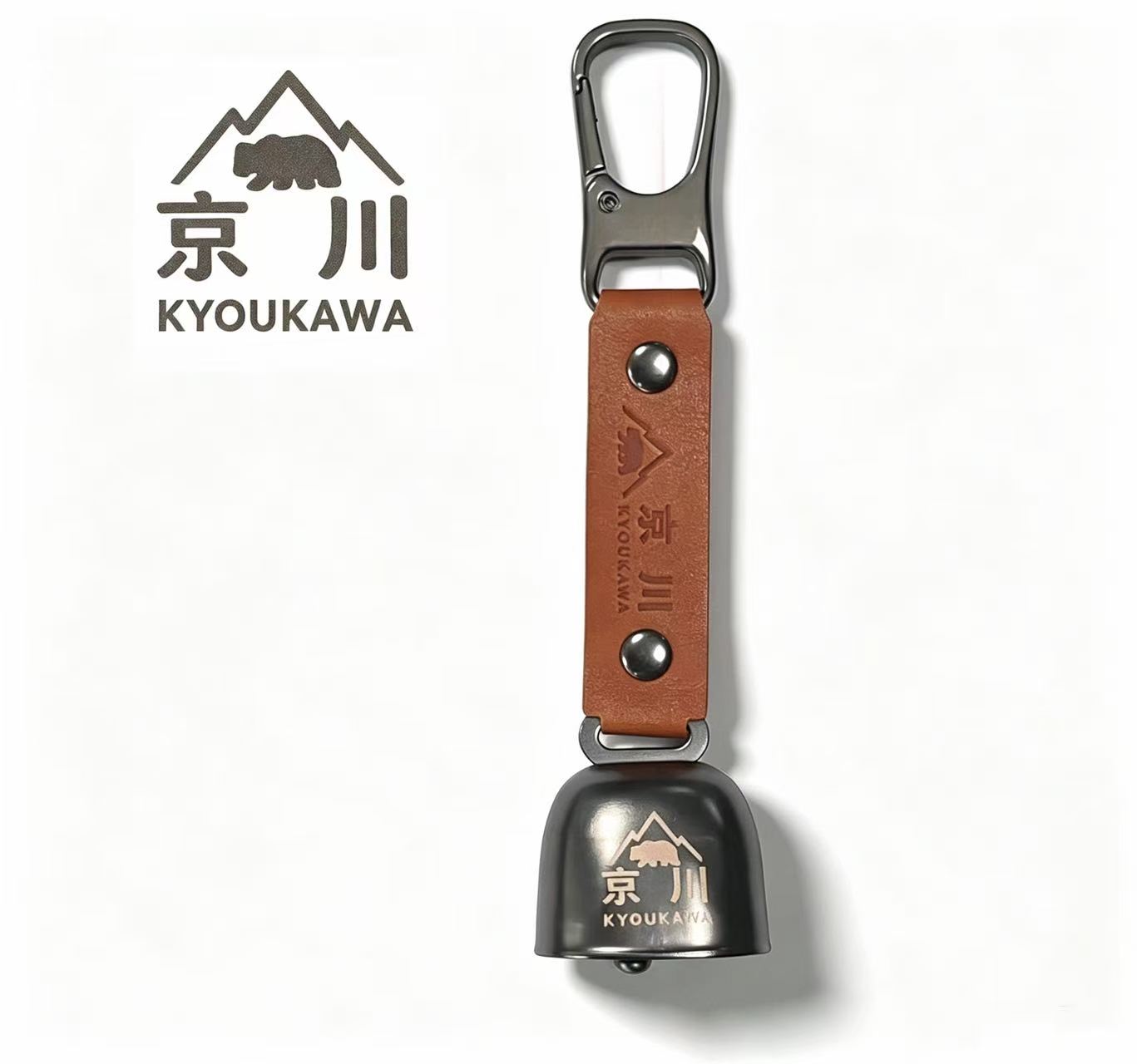 山に入る前にできる、小さな備えを。 静かな山道や森林では、 周囲に人の存在を知らせておくことも大切です。 京川 KYOUKAWAの熊よけ鈴は、 歩くたびにベルが自然に鳴り、山歩きの「もしも」に備えます。 約40gの軽量設計。 カラビナでリュックやベルトに簡単装着できます。 そして、音が必要ない場所ではマグネットで消音。 山では鳴らす。 移動中は静かに。 必要な場所で使いやすい熊よけ鈴です。 登山を始めたばかりの方にも。 いつも山に入る方にも。 家族とアウトドアを楽しむ方にも。 山に入る日の、いつもの持ち物のひとつに。 京川 KYOUKAWA 熊よけ鈴。山に入る日の、もしもの備えに。 登山、山歩き、ハイキング、キャンプ、釣り、山菜採りなど、 自然の中で活動するときに携帯したい熊よけ鈴です。 歩くたびにベルが自然に鳴り、周囲に人の存在を知らせます。 熊との不意の接近・鉢合わせ対策として、アウトドアのお供に。 約40gの軽量設計に、カラビナとマグネット式消音機能を備え、 山での使用はもちろん、移動中まで使いやすい設計です。 しっかり響くベル音 歩くたびにベルが自然に鳴り、 山道や森林で周囲に人の存在を知らせます。 登山、ハイキング、山歩きなど、 野生動物との不意の接近・鉢合わせ対策におすすめです。 約40gの軽量設計 登山やアウトドアでは、できるだけ荷物を軽くしたいもの。 本製品は約40gの軽量・コンパクト設計。 リュックに取り付けたままでも持ち運びやすく、 長時間の山歩きやハイキングにも便利です。 必要に応じて音をON・OFF ベル部分をマグネットで固定することで、 必要に応じて音を抑えられます。 片手でも操作しやすく、 山では鳴らし、移動中や休憩時には消音するなど、 シーンに合わせて使い分けできます。 アウトドアで使いやすい設計 登山やキャンプはもちろん、 ハイキング、釣り、山菜採り、農作業、山林作業など、 さまざまなアウトドアシーンでお使いいただけます。 カラビナ付きなので、 リュック・バッグ・ベルトループなどに簡単に取り付けできます。 様々なシーンで活躍 ・登山、山歩き ・ハイキング、トレッキング ・キャンプ ・釣り ・山菜採り ・農作業、山林作業 ・林道散策 登山用の熊鈴としてはもちろん、 山や森林に入るさまざまな場面でお使いいただけます。 移動中や公共の場所ではサッと消音 「山では鳴らしたい。 でも電車やバス、休憩中は静かにしたい。」 ベルをマグネットで固定すれば音を抑えられるため、 登山口までの移動中や公共の場所でも使いやすい仕様です。 登山中　→　ベルを鳴らす 電車・バス　→　消音 休憩中　→　消音 公共の場所　→　消音 商品仕様 ブランド 京川 / KYOUKAWA 商品名 熊よけ鈴 商品タイプ 熊鈴・熊よけ鈴・熊除けベル・ベアベル 重量 約40g 代表カラー ブラウン 消音方式 マグネット式 取付方法 カラビナ式 主な用途 登山、山歩き、ハイキング、キャンプ、釣り、山菜採り、 農作業、山林作業、林道散策など 熊鈴・熊よけグッズをお探しの方へ 京川 KYOUKAWAの熊よけ鈴は、 消音機能付き熊鈴、熊除けベル、熊よけベル、ベアベルをお探しの方におすすめです。 約40gの軽量設計、マグネット式消音機能、カラビナを備え、 登山、山歩き、ハイキング、キャンプ、釣り、山菜採り、農作業などの 熊対策・アウトドア用品としてお使いいただけます。 【ご使用上の注意】 ※本製品は音によって人の存在を周囲に知らせるための補助用品です。 ※熊との遭遇・接近を完全に防止するものではありません。 ※熊の出没状況や地域の注意情報をご確認のうえ、適切な安全対策と併用してください。 ※公共交通機関や周囲への配慮が必要な場所では、消音機能をご使用ください。 ※重量には若干の個体差が生じる場合があります。