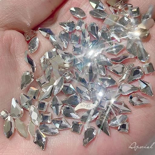 【多様な造形】私たちの3 Dネイルドリルは多様なデザインがあり、あなたの工芸に輝きと魅力を加え、爪をより輝かせ、魅力的にします。これはスタイリッシュで実用的なガラスの平背水晶セットです(约100個)。 【キラキラするネイルパーツ】めちゃ可愛くておしゃれです、ネイルにのせるだけで、目を引くような美しいネイルができます。立体感があり存在感が抜群です。キラキラしている、女の子をより魅力的になります! 【フラットボトムデザイン】各クリスタルはフラットボトムで、ネイルアート、プラスチック、金属などあらゆる表面に貼り付けることができますが、簡単に剥がれず、見た目も異なります。それらは光の中で美しい輝きと明るさを示します。 【高品質ネイルアート】高品質のガラス製で、非常に硬く、壊れにくく、輝きと明るさが長持ちし、アイテムや生活に輝きと魅力を加えます。クリスタルは軽量で保管や持ち運びが簡単なため、旅行中や仕事中に交換して使用できます。 【幅広い用途】この3Dネイルデコパーツは真の爪や偽の爪に簡単に貼り付けます。爪の表面をきれいにし、プライマーでブラッシングしてから、接着剤で爪に適用し、単に美しい爪を使用します。