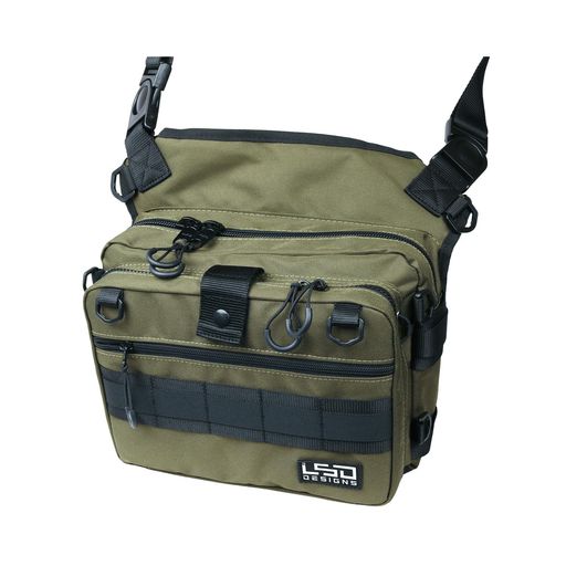 実寸サイズ: リア H30xW30cm(ショルダーベルト除く) / フロントH18xW26cm / ショルダーベルト 30~120cm カラー: コーデュラ カーキ (ホワイトロゴ) / 本体生地: ポリエステル100% (コーデュラ 610デニール 採用。