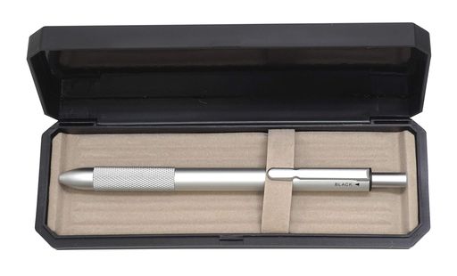プラスチックケース入 3色ボールペン(黒・赤・青)+シャープペンの複合ペン 本体サイズ:全長148mmx軸径10mm 材質:アルミ・真鍮