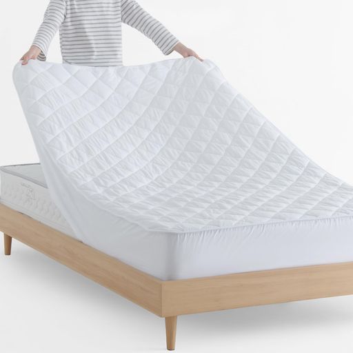 「商品情報」サイズ-シングル・100x200cm 素材:表生地-綿100%、裏生地-ポリエステル100%、詰め物-ポリエステル100% ※ご注意:本製品は綿素材を使用し、洗うごとに縮むことが発生する恐れがあります。そのため、製品を長く使えるように、製品のサイズを3-5cmぐらい大きく作りました。製品の品質の問題ではありません。 「ベッドパッドとボックスシーツが合体した」ほどよい厚みの中綿を充填して、ふんわり心地よい寝心地を実現しました。普通のボックスシーツより厚くて、柔らかさと反発性を兼ね備えたパッド一体型ボックスシーツです。 「シーツ不要も可」表面綿100%を使用、肌触りが最高です。毛玉やほつれなどがなく、静電気も少ないため、ベッドカバーをかけずに寝ることができます。 「円周ゴムタイプ 」ズレ防止円周ゴム付き、厚さ3-25cmのベッド/マットレス/敷き布団に適応できます。 しっかり固定ができ、取り付けも簡単です。 「オールシーズンタイプ」耐久性の高い綿生地とソフトな肌ざわりが特徴です。汗の季節も冷える季節もオールシーズン活躍してくれます。洗い替え用に、お客様用に、何枚あっても重宝します。