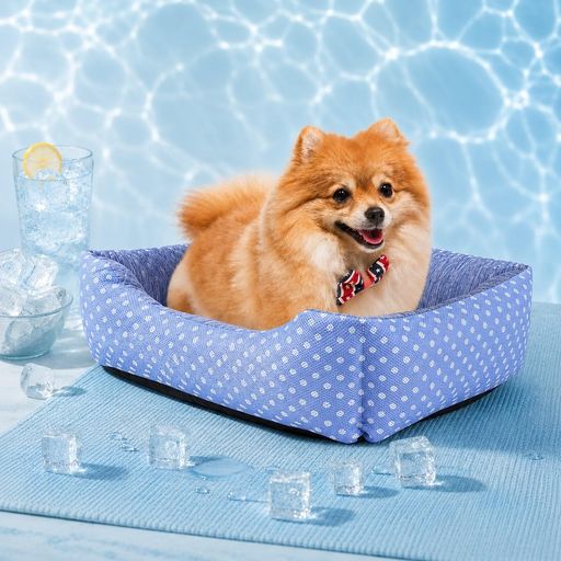 ペットの夏の快適な寝床を実現 星(白抜き)【サイズ】外径約:50x40x13cm。商品の寸法は個体により1-5cmの誤差が生じる場合がございます 。予め、ご了承下さい。耐重5kgまで、適用対象:猫、小中型犬などの小動物。 星(白抜き)【細かいところまでこだわっているデザイン】 型崩れしにくいよう、高弾力性のポリエステル綿をたっぷり詰め込んでいます。そして、ペットは出入り安い開け口を仕上げています。また、ペットの健康を大事にして、裏地を湿気防止&amp;フローリングにやさしいオックスフォード生地を採用しました。 星(白抜き)【メッシュ素材+接触冷感生地使用】犬や猫の熱中症及びクーラー病防止のため、座面は 夏の寝具と同じ品質の接触冷感生地を採用しました。肌が生地に触れた瞬間、ひんやりが感じる素材で、ご愛犬は蒸し暑い夏を快適に過ごせます。そして、扇風機などと併用すると、冷感効果はだいぶアップになりますし、電気代の抑えにもなります。 星(白抜き)【手入れ簡単】ペットベッドが汚れた場合は、濡れた布でたたくようにふき取ってください。汚れがひどい場合は、中性洗剤を含ませて拭き取った後、洗剤が残らないように水ぶきをしてください。