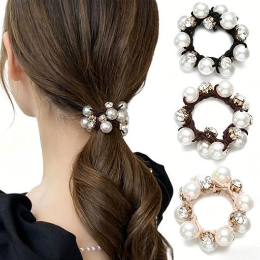 【パッケージ内容】パッケージには、パールとラインストーンがあしらわれたヘアゴムが3個入っています。カラーはカーキ、コーヒー、ブラックの3色で、各色1個ずつです。 【スタイリッシュでエレガント】光沢のあるパールとクリアなクリスタルをあしらったデザインが、シンプルなヘアスタイルにも華やかなアクセントをプラス。大人の女性らしいエレガントな雰囲気を演出します 【丈夫なヘアゴム】厚みがありしっかりとしたヘアゴムなので、太い髪でもしっかりと固定できます。繰り返し使用しても型崩れしにくく、長期間形状を維持します。 【多用途でスタイリッシュ】カーキ・ブラウン・ブラックのベーシックカラーが 1 つずつセットになっているので、オフィスカジュアルからフォーマルまで、その日のスタイルに合わせて使い分けられます。 【多目的】ヘアゴムとしてはもちろん、手首につけてブレスレット風にアレンジすることも可能。1 つで 2 役使えるので、コスパも抜群です。