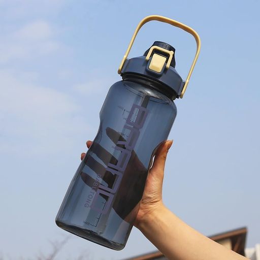 高品質素材:この水筒は高品質のPC素材で作られており、100%BPAフリー、耐久性、耐落下性、無臭、体に優しい。シリコンのシール、逆さにしても漏れません。 大容量デザイン:ウォーターボトル1500mlは、毎日の水分補給やフィットネスに十分な容量です。大容量のウォーターボトルには容量目盛りが表示され、毎日の摂取量を記録するのに役立ちます。 多用途:このトラベルウォーターボトルは、直接飲用、キャンプ、ハイキング、アウトドアスポーツ、フィットネス、ヨガ、サイクリング、釣り、日常生活に適しています。 ポータブルで実用的:ウォーターボトルにはハンドルデザインが付いており、いつでもどこでもお気に入りの飲み物を楽しむことができます。 水位目盛付き水筒 サイズ:10*26cm、快適なグリップ、飲みやすい。