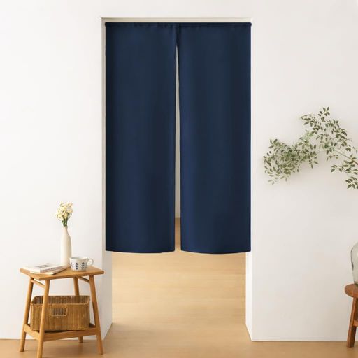 プライバシー保護 【商品仕様】■サイズ 丈200cmx幅85cm ■取付方法 竿通しタイプ ■素材 ポリエステル100% ■機能 1級遮光・遮熱保温・ウォッシャブル ■ご注意 つっぱり棒は付属しておりません。 【1級遮光】遮光率99.99%以上で、強い日差しや視線をしっかり遮断。伝統的なのれんに1級遮光の高い機能性を組み合わせ、和の温もりと実用性を両立しました。部屋の間仕切りとして自然になじみ、落ち着いた空間を演出します。※浅色でも1級遮光の基準を満たしていますが、より高い遮光性を求める方には濃色がおすすめです。 【断熱保温・省エネ】厚手の高密度生地が窓からの熱気や冷気をしっかり遮断し、夏は涼しく冬は暖かく快適に保ちます。室内の温度を一定に保つことで冷暖房の効率もアップし、電気代の節約にもつながります。エコで心地よい暮らしをサポートします。 【取付かんたん】突っ張りポールに通すだけの簡単設計で、女性一人でもスムーズに取り付け可能。竿通しタイプで扱いやすく、どんな空間にもすっとなじみます。工具やネジを使わないため壁を傷つける心配がなく、賃貸のお部屋でも安心。季節や気分に合わせて手軽に模様替えが楽しめます。