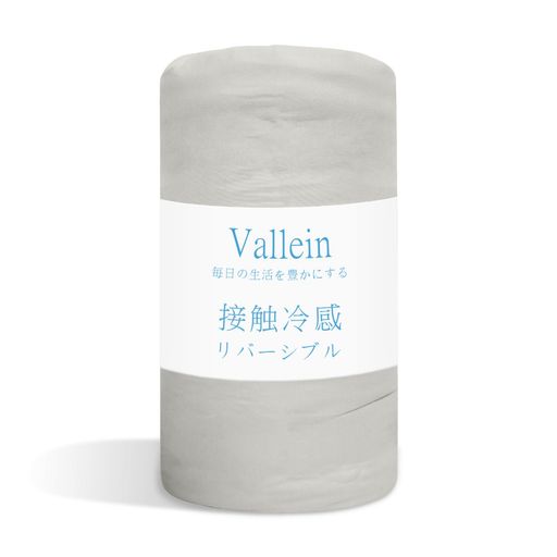 【リバーシブルで使い分け自由】表はひんやり感のあるポリエステル100%、裏はやわらかなタオル地(パイル:ポリ50%・綿50%)。汗ばむ夜は冷感面でサラっと、空調の風が強い日や朝晩の冷えが気になる時はタオル面へ。手ざわりと体感温度を、日ごとの気温・体調に合わせて気軽に切り替えられます。 【Q-MAX0.52の“瞬間ひんやり”】接触冷感は「触れた瞬間、体の熱をすばやく逃がす」性質が特徴。涼しさの持続は室温・湿度・風の流れ・発汗量で変わるため、扇風機の微風や弱冷房と併用するとさらに快適です。汗をかいたら裏のタオル面で吸汗右向き矢印表に戻してひんやり、という使い方もおすすめ。 【薄手・軽量、乾きやすくお手入れ簡単】まとわりにくい軽さで寝返りもしやすい設計。部屋干しでも乾きやすく、毎日の洗濯も苦になりません。洗濯ネット使用・弱水流・短時間脱水を推奨(塩素系漂白剤/蛍光増白剤/乾燥機は不可)。パイルが飛び出した時は無理に引っぱらず、ハサミで丁寧にカットしてください。 【“夏特化”の薄手設計、春秋は重ねて快適】真夏は1枚で涼しく、春・秋はシーツや薄掛けと重ねるとちょうど良い保温感に。