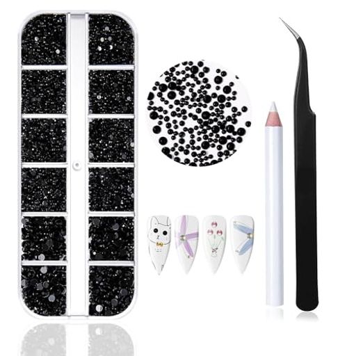 【商品仕様】ネイルアート用ラインストーンボックスには小さな正方形が12個入っています。 大きさの違う丸いネイルアートラインストーンが3種類っています。 ネイルアートや小さなデコレーションに最適です。ピンセットとネイルアート用クレヨン付き。 【数量】ネイルアート用ラインストーンは1.5mmから3mmまで3種類の大きさのラウンドがあります。あらゆる種類のネイル装飾のニーズに適しています。初心者やDIYハンドメイドデザインが好きな方に適しています! 【高品質素材】当社のクリスタルラインストーンは高品質のアクリルラインストーンで作られており、硬く、耐久性があり、光沢があります。 ご自宅やネイルサロンでのDIYに最適です。 【完璧な贈り物】ご自宅でもネイルサロンでもお使いいただけます。ネイルアートが大好きなお友達へのプレゼント、バレンタインデーのギフトにも最適です。 とても喜ばれます。 【幅広い用途】ネイルアート、アイメイク、DIY、携帯ケース、ヘアクリップ、ギフトラッピング装飾、ジュエリーなどに使用できます。