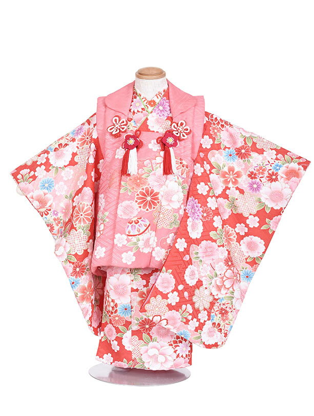 商品情報素材化繊サイズ■90cm〜100cm■■ 身丈：76cm肩裄：41cm※簡単なサイズ調整(腰紐にて)が必要な場合があります。※小物はこちらでコーディネートさせて頂きます。掲載画像について実際の商品になるべく近い色を再現しておりますが、お客様のご覧になっているモニターや環境により、実際の色・質感等が若干異なる場合がございます。ご容赦下さいませ。長襦袢袖なし長襦袢【レンタル】七五三 3歳 レンタル 3歳被布 フルセット 女の子 赤 三歳 着物 レンタル 七五三レンタル 七五三 子供 キッズ 着物 レンタル お正月 新品足袋プレゼント 往復送料無料 753 90cm〜100cm 【レンタル】七五三 3歳 レンタル 3歳被布 フルセット 女の子 三歳 着物 七五三レンタル 753 キッズ 着物 ピンク お正月 新品足袋プレゼント 往復送料無料 753 90cm〜100cm 【レンタル】3歳被布レンタルセット 鮮やかな赤の地色に、桜や菊などの可憐な小花がちりばめられたお着物に、柔らかなピンクの被布を合わせたセットです。華やかな赤色は、祝福や喜びを表現し、小花柄が愛らしさを引き立てています。ピンクの被布が全体を優しい印象に仕上げ、特別な日の装いにピッタリです。 素敵なお着物で楽しい七五三をお迎え下さい。 ご利用日の2日前にお届けします。3