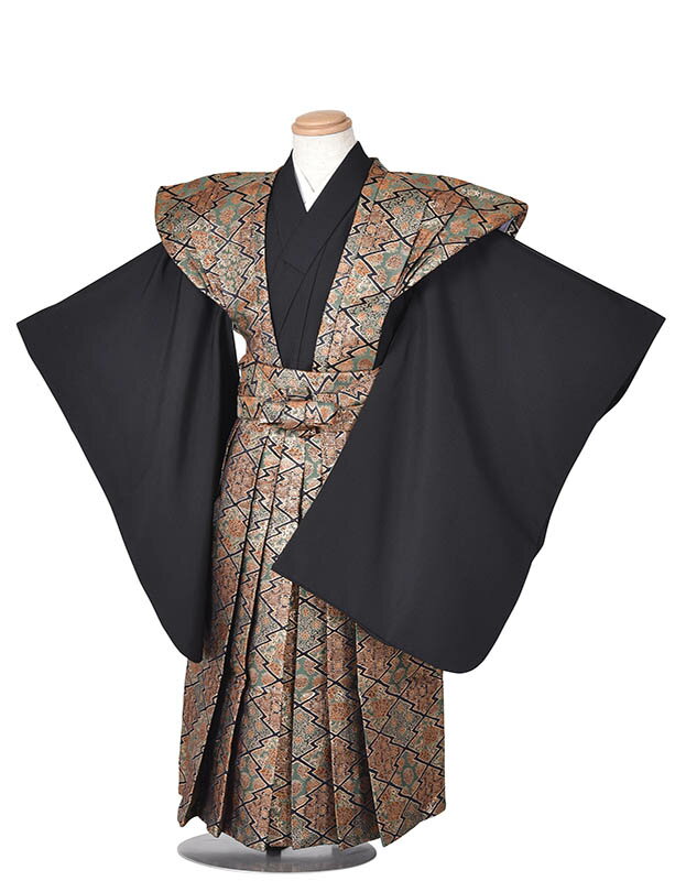 商品情報素材化繊対応身長110cm～120cm5歳用のお着物になりますサイズ■肩裄：51cm　■袴丈59cm(おへそからくるぶしまでの長さです。）※標準サイズに調整済みです。※簡単なサイズ調整(腰紐にて)が必要な場合があります。※小物はこちらでコーディネートさせて頂きます。掲載画像について実際の商品になるべく近い色を再現しておりますが、お客様のご覧になっているモニターや環境により、実際の色・質感等が若干異なる場合がございます。ご容赦下さいませ。セット内容1、羽織　2、着物　3、袖なし襦袢　4、袴　5、角帯6、羽織紐　7、扇子　8、かいけん　9、お守り　10、草履　11、足袋　12、腰紐（2本）　13、サスペンダー【レンタル】七五三 レンタル 5歳 男児 裃 5歳男児袴 袴セット 袴 男の子 5歳着物 紺 着物レンタル5 子供着物 お正月 お祝い着物 キッズ 753 110cm～120cm 三歳 子供 5歳児 フルセットレンタル 貸衣装 和装 お宮参り 5歳用 往復送料無料 新品足袋プレゼント 【レンタル】七五三レンタル5歳 黒 裃 七五三レンタル 5歳男児袴 袴セット 袴 男の子 5歳着物 紺 着物レンタル5 753 110cm～120cm 三歳 子供 5歳児 フルセット 送料無料 七五三レンタル 5歳男の子 裃スタイル 黒×金茶織柄羽織袴 七五三 5歳 男の子にふさわしい裃（かみしも）スタイル羽織袴レンタルです。裃は武家の正装として伝わる伝統衣裳で、七五三という節目のお祝いに格式高い装いを叶えます。黒の羽織に、金茶や緑を基調とした織柄の裃と袴を合わせ、重厚感と華やかさを兼ね備えたデザイン。堂々とした雰囲気をまとい、神社参拝や記念撮影に映える特別な一着です。宅配レンタルで準備も安心、ご自宅でゆったりとお支度いただけます。伝統美あふれる裃姿で、思い出に残る七五三をお迎えください。 かっこいいお着物で楽しい七五三をお迎え下さい。 ご利用日の2日前にお届けします。3