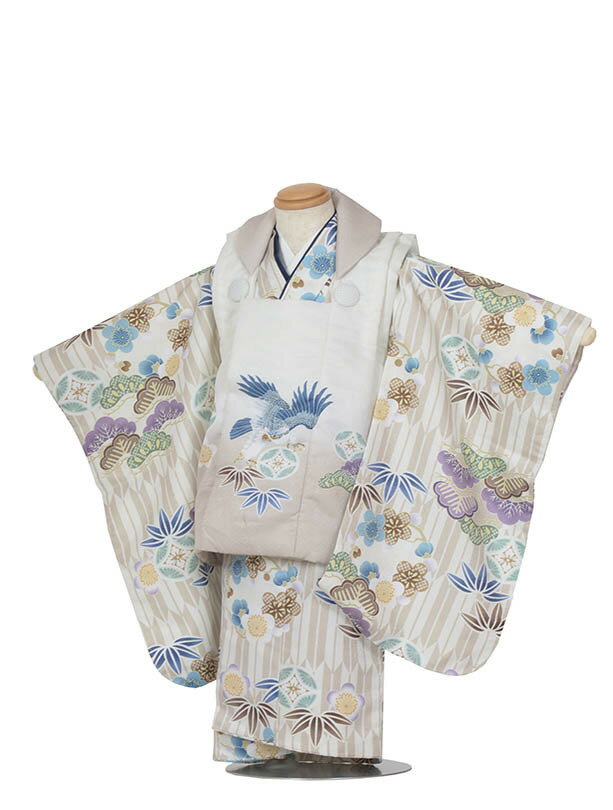 商品情報素材化繊対応身長90cm~100cm　3歳用のお着物になりますサイズ■肩裄：41cm ■身丈：76cm ■袖丈56cm※簡単なサイズ調整(腰紐にて)が必要な場合があります。※小物はこちらでコーディネートさせて頂きます。掲載画像について実際の商品になるべく近い色を再現しておりますが、お客様のご覧になっているモニターや環境により、実際の色・質感等が若干異なる場合がございます。ご容赦下さいませ。セット内容1、着物　2、被布コート　3、袖なし襦袢　4、草履　5、腰紐（2本）6、足袋【レンタル】七五三レンタル 3歳 被布 被布セット フルセット ベージュ 白 オシャレ 人気 お宮参り イベント 結婚式お正月 七五三弟 90cm~100cm 撮影 前撮り 753 お出かけ 送料無料 足袋プレゼント 【レンタル】七五三レンタル 3歳 被布 被布セット フルセット ベージュ 白 可愛い 男の子 七五三弟 90cm~100cm 撮影 前撮り お参り 753 お出かけ 【レンタル】ベージュの愛らしい3歳被布です。 ベージュの矢羽柄は可愛いお着物にグラデーションに大きなボタンが愛らしいセットです。 着物・被布コート・袖なし長襦袢・草履・腰紐（2本）・足袋がセットです。かっこいいお着物で楽しい七五三をお迎え下さい。 ご利用日の2日前にお届けします。3