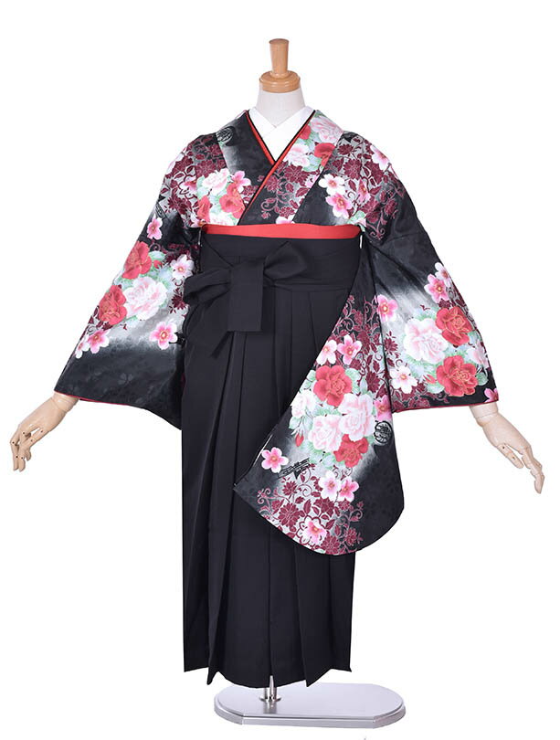 商品情報素材化繊身長身長148cm〜153cm■肩裄:約66cm 袖丈:約74cm　袴丈:約86cmセット内容着物・袴・袖なし襦袢・半幅帯・草履・足袋・腰紐4本・和装ベルト・帯板・伊達〆2本・えり芯こちらの商品の長襦袢は、袖なしタイプになります。肌襦袢は付属いたしませんのでキャミソールなどの袖の無い肌着をご用意ください。履物はご自身でご用意ください。ブーツブーツを履かれる場合は、適応身長を5cm低くお選びください。ブーツはセットに含まれませんのでお客様ご自身でご用意下さい。掲載画像について実際の商品になるべく近い色を表現しておりますが、お客様のご覧になるモニターや環境により、実際の色・質感が若干異なる場合がございます。ご容赦下さいませ。詳細簡単なサイズ調整が必要な場合があります。 帯・小物は、季節年代にあわせてコーディネートさせていただきます。【レンタル】小学生袴 レンタル 黒 可愛い フルセットレンタル袴 148cm〜153cm 小学生卒業袴 袴レンタル 卒業式 子供着物 小学生 小学校 ジュニア キッズ 前撮り 七五三 姉妹 子供 貸衣裳 送料無料 フルセット 13歳詣り 10才着物 【レンタル】 小学生 袴 レンタル 女児 黒 148cm〜153cm 袴小学校 袴レンタル 卒業式 子供着物 小学校 ジュニア キッズ 前撮り 七五三 姉妹 送料無料 13歳詣り 10才着物 【レンタル】往復送料無料 新品足袋プレゼント フルセットレンタル 身長148cm〜153cmシックな黒地に、赤とピンクの薔薇や桜が大胆に描かれ、華やかさと可愛らしさが共存したデザインのお着物とシンプルな袴でお着物と接妙なコントラストを生み出し、上品かつバランスの取れたバランスの取れたスタイルを完成させています。 身長148cm〜153cmかわいいお着物で楽しい卒業式をお迎えください！ ご利用日の2日前にお届けします。3