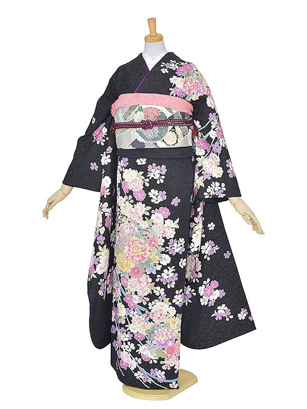 商品情報素材正絹サイズ■着物寸法 肩裄：約68m／袖丈：約113cm/前幅約25cm/後幅約29cm/着丈166cm掲載画像について実際の商品になるべく近い色を再現しておりますが、お客様のご覧になっているモニターや環境により、実際の色・質感等が若干異なる場合がございます。ご容赦下さいませ。コーディネートについて帯・小物は、季節年代にあわせてコーディネートさせていただきます。セット内容1) 振袖 2) 袋帯　3) 帯締め 4) 帯揚げ　5) 長襦袢(刺繍半衿付き)　6) 草履＆バッグ 7) 肌着（きものスリップ）　8) 衿芯　9) 重ね衿（伊達衿） 10) 帯板（前板/後板） 11) コーリンベルト　12) 三重仮紐　13) 腰紐4本　14) 帯枕　15) 伊達締め2本　16)足袋（サービス品）ご利用期間についてこちらはシーズン（12月〜1月）価格となります。2月〜11月の標準価格はこちら【レンタル】振袖 正絹 成人式 結婚式 結納 およばれ 姉妹結婚式 豪華振袖 2次会振袖 式典 フルセットレンタル 新品足袋プレゼント 往復送料無料 黒地牡丹 【レンタル】振袖 正絹 成人式 結婚式 結納 およばれ 姉妹結婚式 豪華振袖 2次会振袖 式典 フルセットレンタル 新品足袋プレゼント 往復送料無料 黒地牡丹 【レンタル】往復送料無料 新品足袋プレゼント フルセットレンタル ラメの入った黒の地色に淡い色調の花々が上品な振袖です。 身長150cm~160cm 7号〜13号成人式 およばれ 姉妹 結婚式の二次会のラスト振袖としてもおススメです！ ご利用日の2日前にお届けします。3
