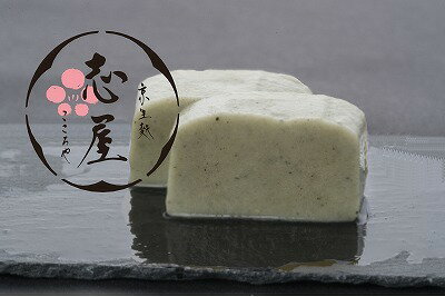 商品説明 品名 古代生麩　よもぎ 原材料名 小麦たんぱく（国内製造）、もち粉（佐賀県産）、よもぎ 内容量 1本（約230グラム） 賞味期限 約一年（解凍後冷蔵で3日） 保存方法 −15℃以下 製造者 有限会社　志場商店 京都市京都市中京区西ノ京 小堀池町17京生麩　古代生麩　よもぎ こだわった上質の生地に香り豊かな、よもぎを練り込んでいます 古代生麩は、他商品よりもさらに厳選したもち粉を使用し、より上質の「食感」「味」等を追求し、仕上げた生地です。こだわった上質の生地に天然の「よもぎ」を練り込んだ「味」良し「香り」良し、生麩の定番商品である「よもぎ麩」。職人が一つ一つ丹精込めて、手作りしております。 2