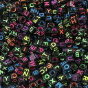 900個 アクリル文字ビーズ アルファベットカラフル文字 ブラックキューブビーズ 友情ブレスレットやギフト用 お土産 ジュエリー作り(6 * 6mm キューブ)