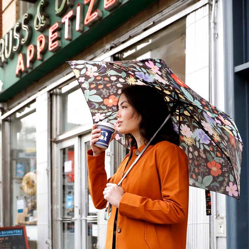 サイズ：開きサイズ /Φ約1m （閉時/縦29cm） 重量：約330〜340g 持ち手 : ホワイトウッド(掛け紐付) ※付属品：コンパクト傘袋 ※ワンタッチボタン・オープン式 ※日傘としては使えません RIFLE PAPERデザインによる、折りたたみ傘シリーズが新登場です。 雨が多い季節にも、明るく華やかに気持ちを盛り上げてくれる、素敵なイラスト&フラワー柄です。 手軽に持ち運びができるサイズで、手元のワンタッチボタンを押せば瞬時に開いて使えます。 雨の日のお出かけも楽しくなる、RIFLE PAPERから今の季節におすすめの最新商品です。
