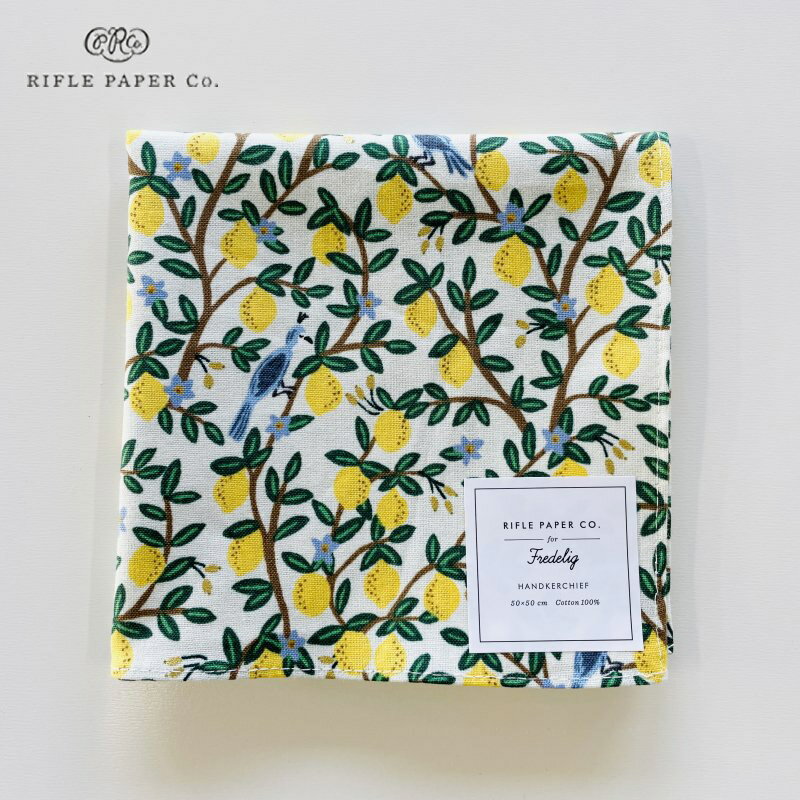 サイズ：50×50cm 素材・材質：綿100％ 生産国：日本 美しいパターン柄が、折って使っても映えるデザイン。ランチボックスなどの包み布や、バンダナ、スカーフ等、彩りが鮮やかにファブリックアクセサリーとして様々な用途で使える便利な一枚です。CAMONT Handkerchief Clothキャモント・ハンカチクロス春の新作コレクションデザインからコットン素材の生地を使用した、多目的に使えるハンカチクロス。美しいパターン柄が、折って使っても映 えるデザイン。ランチボックスなどの包み布や、バンダナ、スカーフ等、彩りが鮮やかなファブリックアクセサリーとして様々な用途で使える便利 な一枚です。
