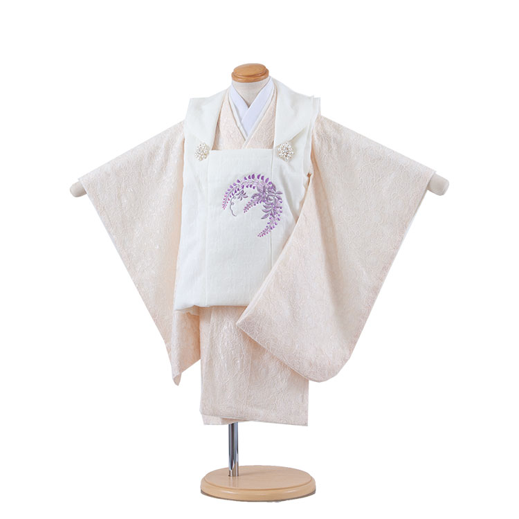 ※その他、ご要望などございましたら後に発信されますメールにご記載下さい。 ※キャンペーン対象外の商品もございますので、ご確認ください。 ※キャンペーンは不定期に変更となります。 ご注文時でのキャンペーン適用とします。ご了承くださいませ。着物レンタル/女の子 2歳 被布 /753/七五三レンタル ★レンタル内容★ 着物・被布コート・袖なし襦袢・草履・巾着・髪飾り・腰ひも（2本）・足袋（プレゼント） ※下着（肌襦袢）は入っておりません。キャミソールやU首半そでシャツをご用意ください。 ★商品番号 3AP2218 ★サイズ 適応身長：80～90cm ■身丈：68cm ■肩裄：38cm ■袖丈：50cm ■被布コート丈：45cm ※標準サイズに調整済みです。 ※簡単なサイズ調整が必要な場合があります。 ※総柄のため、写真と柄の出方が異なることがあります。 ★商品詳細 素材：化繊 ★レンタル内容 着物・被布コート・袖なし襦袢・草履・巾着・髪飾り・腰ひも（2本）・足袋（プレゼント） ※小物はこちらでコーディネートさせて頂きます。 ※箱タイプでの配送となります。 ※下着（肌襦袢）は入っておりません。キャミソールやU首半そでシャツをご用意ください。 ★レンタル期間　最大3泊4日！ レンタル期間はご利用日の2日前から3泊4日となります。 （ご利用日の1日前お届けの場合は、2泊3日となります）。 ※ご返却はご利用日当日～翌日15時までに、ヤマト宅急便取り扱いのコンビニ（セブンイレブン・ファミリーマート・デイリーヤマザキなど）か、クロネコヤマト営業所で同封の着払い伝票で発送の手続きをお願いします。 ※返却が遅れますと1日につきお衣装代の10％が延長料金として追加になりますので返却日はお守りください。返却が遅れる場合は必ずご連絡をください。 ★ご注文について※カレンダーをご確認ください 楽天では、カレンダーが「×」でもご注文は可能ですが、予約をお取りすることは出来ません。 ご利用日が「○」の商品からご注文下さい。 ※ご予約の確定は「【京都ちりめんや】ご予約を確定致しました。」メールにてお知らせいたします。 ※カレンダー反映までに少しお時間がかかりますので、その間に先約が入られている場合もございます。ご了承ください。 ※オプション追加やキャンペーン割引は「【京都ちりめんや】ご予約を確定致しました。」で金額訂正をしてお知らせいたします。 ※予約は1年先の発送日まで可能です。 ※利用日が違うご注文は別々にご注文ください。またご利用日やお届け先が違う場合は「きょうだい割引」や「ママ得割引」などはキャンペーン対象外になります。 ★注意事項 ※次に該当する場合「セーフティプラス」の適用はございませんので、お気を付けください。別途料金をご請求させていただきます。 ・タバコの焦げ跡、香水やヘアースプレーなどによる著しい汚れ・破損。 ・紛失の場合。 ・袴の裾直し・破れなどの商品として修復不可能な場合。 ★備考 ※掲載画像について実際の商品になるべく近い色を再現しておりますが、お客様のご覧になっているモニターや環境により、実際の色・質感等が若干異なる場合がございます。 ※環境問題（Eco/エコ）を考え、お買い上げ明細はご希望の方のみ発行致しております。ご希望のお客様はお手数ですが、備考欄にお知らせください。 着物レンタル/七五三レンタルの「京都ちりめんや」では、 お子様の晴れの日を祝う、お宮参りの産着（初着・熨斗目・掛け着物） ブランド産着・七五三の着物等、豊富な品揃えで、みなさまをお待ち申し上げております。