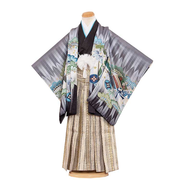 ※その他、ご要望などございましたら後に発信されますメールにご記載下さい。 ※キャンペーン対象外の商品もございますので、ご確認ください。 ※キャンペーンは不定期に変更となります。 ご注文時でのキャンペーン適用とします。ご了承くださいませ。かんたん着付け袴/753/七五三レンタル かんたん着付け袴/七五三レンタル（3歳男の子） 3AO3193 【品　　番】 3AO3193　かんたん着付け袴　 【サイズ】 【かんたん着付け袴】 適応身長：95~105cm ■肩裄：43cm　　 ■袖丈：45cm ■羽織丈：50cm ■袴丈：53cm（おへそからくるぶしまでの長さです。） ※袴の裾上げはしないで下さい。 　必ず袴の丈をご確認ください。 ※標準サイズに調整済みです。 ※簡単なサイズ調整が必要な場合があります。 【素　　材】 こちらのお衣装はご家庭でもかんたん着付けていただけるようにアレンジいたしました。 着物：化繊 　／　袴：化繊 【レンタル内容】 こちらのお衣装はご家庭でもかんたん着付けていただけるようにアレンジいたしました。羽織・着物・袴（角帯付き）・袖なし襦袢・羽織ひもまたはチェーン・扇子・懐剣・お守り・草履・足袋（プレゼント）・サスペンダー ※お着物以外の小物は写真の商品と異なる場合がございます。 ※箱タイプでの配送となります。 ※肌襦袢は入っておりません。U首半そでシャツをご用意ください。 【レンタル期間】最大3泊4日！ レンタル期間はご利用日の2日前から3泊4日となります。 ※ご利用日の1日前お届けの場合は、2泊3日となります。 ※ご返却の発送はご利用日当日〜翌日15時までに、ヤマト宅急便取り扱いのコンビニ（セブンイレブン・ファミリーマート・デイリーヤマザキなど）か、クロネコヤマト営業所で同封の着払い伝票でお願いします。 ※返却が遅れますと1日につきお衣装代の10％が延長料金として追加になりますので返却日はお守りください。返却が遅れる場合は必ずご連絡をください。 【ご利用日について】 ※カレンダーをご確認ください。 ※楽天では、カレンダーが「×」でもご注文は可能ですが、予約をお取りすることは出来ません。ご利用日が「○」の商品からご注文下さい。 尚、ご予約の確定は「【京都ちりめんや】ご予約を確定致しました。」メールにてお知らせいたします。カレンダー反映までに少しお時間がかかりますので、その間に先約が入られている場合や、当店（京都）から遠方の場合はご利用いただけない場合がございます。ご了承くださいませ。 ※オプション追加やキャンペーン割引は「【京都ちりめんや】ご予約を確定致しました。」で金額訂正をしてお知らせいたします。 ※予約は1年先のご利用日まで可能です。 ※利用日が違うご注文は別々に注文ください。またご利用日やお届け先が違う場合は「きょうだい割引」や「ママ得割引」などはキャンペーン対象外になります。 【注意事項】 ※次に該当する場合「セーフティプラス」の適用はございませんので、お気を付けください。 別途料金をご請求させていただきます。 ・タバコの焦げ跡、香水やヘアースプレーなどによる著しい汚れ・におい・破損。 ・紛失の場合。 ・袴の裾直し・破れなどの商品として修復不可能な場合。 【備　　考】 掲載画像について実際の商品になるべく近い色を再現しておりますが、お客様のご覧になっているモニターや環境により、実際の色・質感等が若干異なる場合がございます。※環境問題（Eco/エコ）を考え、お買い上げ明細はご希望の方のみ発行致しております。ご希望のお客様はお手数ですが、コメント欄にお知らせください。 ★レンタル内容★(こちらの商品はかんたん着付け仕様です) 羽織・着物・袴（角帯付き）・袖なし襦袢羽織ひもまたはチェーン・扇子・懐剣・お守り サスペンダー・草履・足袋（プレゼント） 　　　　　　　　　　　　　　　　　　　　　着物レンタル/七五三レンタルの「京都ちりめんや」では、 　　　　　　　　　　　　　　　　　　お子様の晴れの日を祝う、お宮参りの産着（初着・熨斗目・掛け着物） 　　　　　　　　　　　　　　ブランド産着・七五三の着物等、豊富な品揃えで、みなさまをお待ち申し上げております。