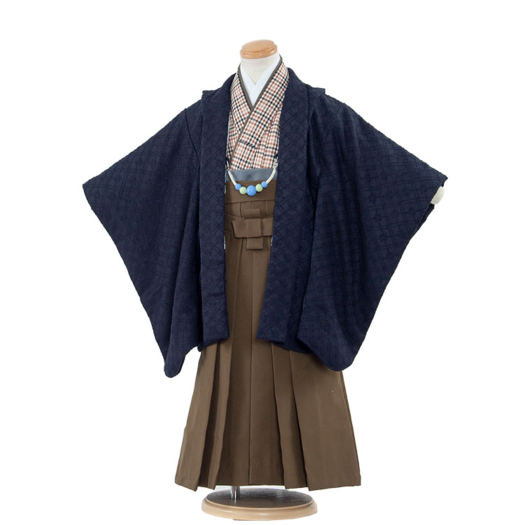 ※その他、ご要望などございましたら後に発信されますメールにご記載下さい。 ※キャンペーン対象外の商品もございますので、ご確認ください。 ※キャンペーンは不定期に変更となります。 ご注文時でのキャンペーン適用とします。ご了承くださいませ。かんたん着付け袴/753/七五三レンタル かんたん着付け袴/七五三レンタル（3歳男の子） 3AO3227 【品　　番】 3AO3227　　 【サイズ】 【かんたん着付け袴】 適応身長：95~105cm ■身丈：61cm　 ■肩裄：41cm　 ■袖丈：45cm ■羽織丈：52cm ■袴丈：52cm（おへそからくるぶしまでの長さです。) ※袴の裾上げはしないで下さい。 　必ず袴の丈をご確認ください。 ※標準サイズに調整済みです。 ※簡単なサイズ調整が必要な場合があります。 【素　　材】 こちらのお衣装はご家庭でもかんたん着付けていただけるようにアレンジいたしました。 着物：化繊 　／　袴：化繊 【レンタル内容】 こちらのお衣装はご家庭でもかんたん着付けていただけるようにアレンジいたしました。羽織・着物・袴（角帯付き）・袖なし襦袢・羽織ひもまたはチェーン・扇子・懐剣・お守り・草履・足袋（プレゼント）・サスペンダー ※総柄のため柄の出方が写真と少し異なる場合がございます※お着物以外の小物は写真の商品と異なる場合がございます。 ※箱タイプでの配送となります。 ※肌襦袢は入っておりません。U首半そでシャツをご用意ください。 【レンタル期間】最大3泊4日！ レンタル期間はご利用日の2日前から3泊4日となります。 ※ご利用日の1日前お届けの場合は、2泊3日となります。 ※ご返却の発送はご利用日当日〜翌日15時までに、ヤマト宅急便取り扱いのコンビニ（セブンイレブン・ファミリーマート・デイリーヤマザキなど）か、クロネコヤマト営業所で同封の着払い伝票でお願いします。 ※返却が遅れますと1日につきお衣装代の10％が延長料金として追加になりますので返却日はお守りください。返却が遅れる場合は必ずご連絡をください。 【ご利用日について】 ※カレンダーをご確認ください。 ※楽天では、カレンダーが「×」でもご注文は可能ですが、予約をお取りすることは出来ません。ご利用日が「○」の商品からご注文下さい。 尚、ご予約の確定は「【京都ちりめんや】ご予約を確定致しました。」メールにてお知らせいたします。カレンダー反映までに少しお時間がかかりますので、その間に先約が入られている場合や、当店（京都）から遠方の場合はご利用いただけない場合がございます。ご了承くださいませ。 ※オプション追加やキャンペーン割引は「【京都ちりめんや】ご予約を確定致しました。で金額訂正をしてお知らせいたします。 ※予約は1年先のご利用日まで可能です。 ※利用日が違うご注文は別々に注文ください。またご利用日やお届け先が違う場合は「きょうだい割引」や「ママ得割引」などはキャンペーン対象外になります。 【注意事項】 ※次に該当する場合「セーフティプラス」の適用はございませんので、お気を付けください。 別途料金をご請求させていただきます。 ・タバコの焦げ跡、香水やヘアースプレーなどによる著しい汚れ・におい・破損 ・紛失の場合。 ・袴の裾直し・破れなどの商品として修復不可能な場合。 【備　　考】 掲載画像について実際の商品になるべく近い色を再現しておりますが、お客様のご覧になっているモニターや環境により、実際の色・質感等が若干異なる場合がございます。※環境問題（Eco/エコ）を考え、お買い上げ明細はご希望の方のみ発行致しております。ご希望のお客様はお手数ですが、コメント欄にお知らせください。 ★レンタル内容★(こちらの商品はかんたん着付け仕様です) 羽織・着物・袴（角帯付き）・袖なし襦袢羽織ひもまたはチェーン・扇子・懐剣・お守り サスペンダー・草履・足袋（プレゼント） 　　　　　　　　　　　　　　　　　　　　　着物レンタル/七五三レンタルの「京都ちりめんや」では、 　　　　　　　　　　　　　　　　　　お子様の晴れの日を祝う、お宮参りの産着（初着・熨斗目・掛け着物） 　　　　　　　　　　　　　　ブランド産着・七五三の着物等、豊富な品揃えで、みなさまをお待ち申し上げております。