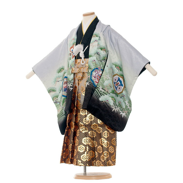 ※その他、ご要望などございましたら後に発信されますメールにご記載下さい。 ※キャンペーン対象外の商品もございますので、ご確認ください。 ※キャンペーンは不定期に変更となります。 ご注文時でのキャンペーン適用とします。ご了承くださいませ。着物レンタル/753/七五三レンタル かんたん着付け袴/七五三レンタル（5歳男の子） 3AO5272　グレー 【品　　番】 3AO5272　かんたん着付け袴 【サイズ】 【かんたん着付け袴】 適応身長：110〜120cm 肩裄：約49cm 袴丈：約60cm （おへそからくるぶしまでの長さです。）※袴のサイズ直しはご遠慮下さい。必ず袴の丈をご確認ください。 ※標準サイズに調整済みです※簡単なサイズ調整が必要な場合があります。※お着物以外の小物は写真の商品と異なる場合がございます。 ※箱タイプでの配送となります。 【素　　材】 こちらのお衣装はご家庭でもかんたん着付けていただけるようにアレンジいたしました。 表地：化繊 　／　裏地：化繊 【レンタル内容】 こちらのお衣装はご家庭でもかんたん着付けていただけるようにアレンジいたしました。羽織・着物・袴（角帯付き）・袖なし襦袢・羽織ひもまたはチェーン・扇子・懐剣・お守り・草履・足袋（プレゼント）・サスペンダー ＊下着（肌襦袢）は入っておりません。U首半そでシャツをご用意ください。 【レンタル期間】最大3泊4日！ レンタル期間はご利用日の2日前から3泊4日となります。 ※ご利用日の1日前お届けの場合は、2泊3日となります。 ※ご返却の発送はご利用日当日〜翌日15時までに、ヤマト宅急便取り扱いのコンビニ（セブンイレブン・ファミリーマート・デイリーヤマザキなど）か、クロネコヤマト営業所で同封の着払い伝票でお願いします。 ※返却が遅れますと1日につきお衣装代の10％が延長料金として追加になりますので返却日はお守りください。返却が遅れる場合は必ずご連絡をください。 【ご利用日について】 ※カレンダーをご確認ください。 ※楽天では、カレンダーが「×」でもご注文は可能ですが、予約をお取りすることは出来ません。ご利用日が「○」の商品からご注文下さい。 尚、ご予約の確定は「【京都ちりめんや】ご予約を確定致しました。」メールにてお知らせいたします。カレンダー反映までに少しお時間がかかりますので、その間に先約が入られている場合もございます。ご了承くださいませ。 ※オプション追加やキャンペーン割引は「【京都ちりめんや】ご予約を確定致しました。」で金額訂正をしてお知らせいたします。 ※予約は1年先のご利用日まで可能です。 ※利用日が違うご注文は別々に注文ください。またご利用日やお届け先が違う場合は「きょうだい割引」や「ママ得割引」などはキャンペーン対象外になります。 【お届け希望日について】 ご注文欄で「お届け希望日：通常（ご利用日の2日前）」をご選択の場合は備考欄の[配送日時指定:]は選択しないでください。選択されている場合でもご注文欄で「お届け希望日：通常（ご利用日の2日前）」をご選択の場合はそちらを優先させていただきます。 【注意事項】 ※次に該当する場合「セーフティプラス」の適用はございませんので、お気を付けください。 別途料金をご請求させていただきます。 ・タバコの焦げ跡、香水やヘアースプレーなどによる著しい汚れ・破損。 ・紛失の場合。 ・袴の裾直し・破れなどの商品として修復不可能な場合。 【備　　考】 掲載画像について実際の商品になるべく近い色を再現しておりますが、お客様のご覧になっているモニターや環境により、実際の色・質感等が若干異なる場合がございます。※環境問題（Eco/エコ）を考え、お買い上げ明細はご希望の方のみ発行致しております。ご希望のお客様はお手数ですが、コメント欄にお知らせください。 ★レンタル内容(こちらの商品はかんたん着付け仕様です) 羽織・着物・袴（角帯付き）・袖なし襦袢羽織ひもまたはチェーン・扇子・懐剣・お守り草履・足袋（プレゼント）・サスペンダー ＊下着（肌襦袢）は入っておりません。U首半そでシャツをご用意ください。 　　　　　　　　　　　　　　　　　　　　　着物レンタル/七五三レンタルの「京都ちりめんや」では、 　　　　　　　　　　　　　　　　　　お子様の晴れの日を祝う、お宮参りの産着（初着・熨斗目・掛け着物） 　　　　　　　　　　　　　　ブランド産着・七五三の着物等、豊富な品揃えで、みなさまをお待ち申し上げております。