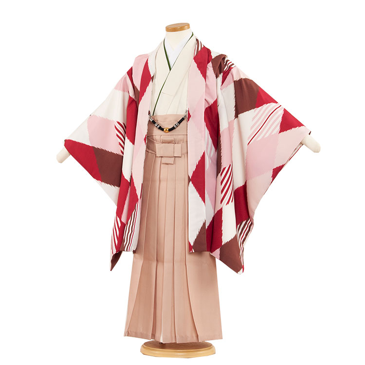 ※その他、ご要望などございましたら後に発信されますメールにご記載下さい。 ※キャンペーン対象外の商品もございますので、ご確認ください。 ※キャンペーンは不定期に変更となります。 ご注文時でのキャンペーン適用とします。ご了承くださいませ。かんたん着付け袴/753/七五三レンタル かんたん着付け袴/七五三レンタル（5歳男の子） 3AO5492 【品　　番】 3AO5492　かんたん着付け袴 【サイズ】 【かんたん着付け袴】 適応身長：110~120cm 　 ■肩裄：51cm　 ■袖丈：56cm ■羽織丈：65cm ■袴丈：60cm（おへそからくるぶしまでの長さです。） ※袴の裾上げはしないで下さい。 　必ず袴の丈をご確認ください。 ※標準サイズに調整済みです。 ※簡単なサイズ調整が必要な場合があります。 【お揃いコーディネート】 ふたごちゃんコーデ・色違いのお衣装→こちらから どうぞ。 【素　　材】 こちらのお衣装はご家庭でもかんたん着付けていただけるようにアレンジいたしました。 着物：化繊 　／　袴：化繊 【レンタル内容】 こちらのお衣装はご家庭でもかんたん着付けていただけるようにアレンジいたしました。羽織・着物・袴（角帯付き）・袖なし襦袢・羽織ひもまたはチェーン・扇子・懐剣・お守り・草履・足袋（プレゼント）・サスペンダー ※お着物以外の小物は写真の商品と異なる場合がございます。 ※箱タイプでの配送となります。 ※肌襦袢は入っておりません。U首半そでシャツをご用意ください。※総柄のため写真と柄の出方が少し異なることがあります。 【レンタル期間】 最大3泊4日！ レンタル期間はご利用日の2日前から3泊4日となります。 ※ご利用日の1日前お届けの場合は、2泊3日となります。 ※ご返却の発送はご利用日当日〜翌日15時までに、ヤマト宅急便取り扱いのコンビニ（セブンイレブン・ファミリーマート・デイリーヤマザキなど）か、クロネコヤマト営業所で同封の着払い伝票でお願いします。 ※返却が遅れますと1日につきお衣装代の10％が延長料金として追加になりますので返却日はお守りください。返却が遅れる場合は必ずご連絡をください。 【ご利用日について】 ※カレンダーをご確認ください。 ※楽天では、カレンダーが「×」でもご注文は可能ですが、予約をお取りすることは出来ません。ご利用日が「○」の商品からご注文下さい。 尚、ご予約の確定は「【京都ちりめんや】ご予約を確定致しました。」メールにてお知らせいたします。カレンダー反映までに少しお時間がかかりますので、その間に先約が入られている場合や、当店（京都）から遠方の場合はご利用いただけない場合がございます。ご了承くださいませ。 ※オプション追加やキャンペーン割引は「【京都ちりめんや】ご予約を確定致しました。 で金額訂正をしてお知らせいたします。 ※予約は1年先のご利用日まで可能です。 ※利用日が違うご注文は別々に注文ください。またご利用日やお届け先が違う場合は「きょうだい割引」や「ママ得割引」などはキャンペーン対象外になります。 【注意事項】 ※次に該当する場合「セーフティプラス」の適用はございませんので、お気を付けください。 別途料金をご請求させていただきます。 ・タバコの焦げ跡、香水やヘアースプレーなどによる著しい汚れ・におい・破損。 ・紛失の場合。 ・袴の裾直し・破れなどの商品として修復不可能な場合。 【備　　考】 掲載画像について実際の商品になるべく近い色を再現しておりますが、お客様のご覧になっているモニターや環境により、実際の色・質感等が若干異なる場合がございます。※環境問題（Eco/エコ）を考え、お買い上げ明細はご希望の方のみ発行致しております。ご希望のお客様はお手数ですが、コメント欄にお知らせください。 ★レンタル内容★(こちらの商品はかんたん着付け仕様です) 羽織・着物・袴（角帯付き）・袖なし襦袢羽織ひもまたはチェーン・扇子・懐剣・お守り サスペンダー・草履・足袋（プレゼント） 　　　　　　　　　　　　　　　　　　　　　着物レンタル/七五三レンタルの「京都ちりめんや」では、 　　　　　　　　　　　　　　　　　　お子様の晴れの日を祝う、お宮参りの産着（初着・熨斗目・掛け着物） 　　　　　　　　　　　　　　ブランド産着・七五三の着物等、豊富な品揃えで、みなさまをお待ち申し上げております。