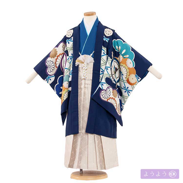 ※その他、ご要望などございましたら後に発信されますメールにご記載下さい。 ※キャンペーン対象外の商品もございますので、ご確認ください。 ※キャンペーンは不定期に変更となります。 ご注文時でのキャンペーン適用とします。ご了承くださいませ。かんたん着付け袴/753/七五三レンタル かんたん着付け袴/七五三レンタル（5歳男の子） 3AO5515 【品　　番】 3AO5515　【ようよう】 【サイズ】 【かんたん着付け袴】 ■身丈：67cm　 ■肩裄：47cm　 ■袖丈：48m ■羽織丈：68cm ■袴丈：57cm（おへそからくるぶしまでの長さです。) ※袴の裾上げはしないで下さい。 　必ず袴の丈をご確認ください。 ※標準サイズに調整済みです。 ※簡単なサイズ調整が必要な場合があります。 【素　　材】 こちらのお衣装はご家庭でもかんたん着付けていただけるようにアレンジいたしました。 着物：化繊 　／　袴：化繊 【レンタル内容】 こちらのお衣装はご家庭でもかんたん着付けていただけるようにアレンジいたしました。羽織・着物・袴（角帯付き）・袖なし襦袢・羽織ひもまたはチェーン・扇子・懐剣・お守り・草履・足袋（プレゼント）・サスペンダー ※お着物以外の小物は写真の商品と異なる場合がございます。 ※箱タイプでの配送となります。 ※肌襦袢は入っておりません。U首半そでシャツをご用意ください。※総柄のため写真と柄の出方が少し異なることがあります。 【レンタル期間】 最大3泊4日！ レンタル期間はご利用日の2日前から3泊4日となります。 ※ご利用日の1日前お届けの場合は、2泊3日となります。 ※ご返却の発送はご利用日当日〜翌日15時までに、ヤマト宅急便取り扱いのコンビニ（セブンイレブン・ファミリーマート・デイリーヤマザキなど）か、クロネコヤマト営業所で同封の着払い伝票でお願いします。 ※返却が遅れますと1日につきお衣装代の10％が延長料金として追加になりますので返却日はお守りください。返却が遅れる場合は必ずご連絡をください。 【ご利用日について】 ※カレンダーをご確認ください。 ※楽天では、カレンダーが「×」でもご注文は可能ですが、予約をお取りすることは出来ません。ご利用日が「○」の商品からご注文下さい。 尚、ご予約の確定は「【京都ちりめんや】ご予約を確定致しました。」メールにてお知らせいたします。カレンダー反映までに少しお時間がかかりますので、その間に先約が入られている場合や、当店（京都）から遠方の場合はご利用いただけない場合がございます。ご了承くださいませ。 ※オプション追加やキャンペーン割引は「【京都ちりめんや】ご予約を確定致しました。 で金額訂正をしてお知らせいたします。 ※予約は1年先のご利用日まで可能です。 ※利用日が違うご注文は別々に注文ください。またご利用日やお届け先が違う場合は「きょうだい割引」や「ママ得割引」などはキャンペーン対象外になります。 【注意事項】 ※次に該当する場合「セーフティプラス」の適用はございませんので、お気を付けください。 別途料金をご請求させていただきます。 ・タバコの焦げ跡、香水やヘアースプレーなどによる著しい汚れ・におい・破損。 ・紛失の場合。 ・袴の裾直し・破れなどの商品として修復不可能な場合。 【備　　考】 掲載画像について実際の商品になるべく近い色を再現しておりますが、お客様のご覧になっているモニターや環境により、実際の色・質感等が若干異なる場合がございます。※環境問題（Eco/エコ）を考え、お買い上げ明細はご希望の方のみ発行致しております。ご希望のお客様はお手数ですが、コメント欄にお知らせください。 ★レンタル内容★(こちらの商品はかんたん着付け仕様です) 羽織・着物・袴（角帯付き）・袖なし襦袢羽織ひもまたはチェーン・扇子・懐剣・お守り サスペンダー・草履・足袋（プレゼント） 　　　　　　　　　　　　　　　　　　　　　着物レンタル/七五三レンタルの「京都ちりめんや」では、 　　　　　　　　　　　　　　　　　　お子様の晴れの日を祝う、お宮参りの産着（初着・熨斗目・掛け着物） 　　　　　　　　　　　　　　ブランド産着・七五三の着物等、豊富な品揃えで、みなさまをお待ち申し上げております。