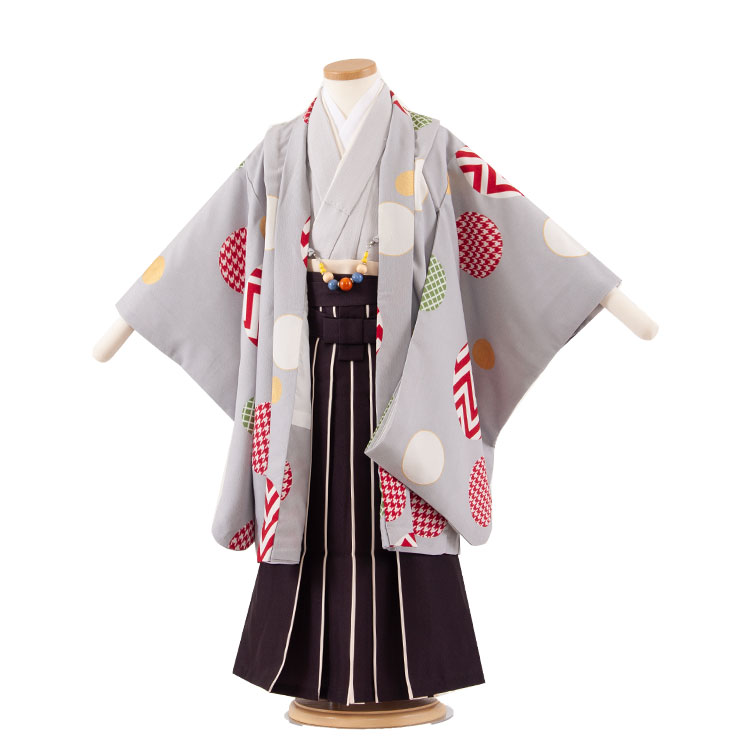 ※その他、ご要望などございましたら後に発信されますメールにご記載下さい。 ※キャンペーン対象外の商品もございますので、ご確認ください。 ※キャンペーンは不定期に変更となります。 ご注文時でのキャンペーン適用とします。ご了承くださいませ。着物レンタル/かんたん着付け袴/753/七五三レンタル ★レンタル内容★(こちらの商品はかんたん着付け仕様です) 羽織・着物・袴（角帯付き）・袖なし襦袢羽織ひもまたはチェーン・扇子・懐剣・お守り サスペンダー・草履・足袋（プレゼント）※下着（肌襦袢）は入っておりません。U首半そでシャツをご用意ください。 ★商品番号 3AO5652 ★サイズ ＜こちらの商品はかんたん着付け仕様です＞ 適応身長：105～115cm ■肩裄：48cm ■袖丈：54cm ■羽織丈：67cm ■袴丈：紐下57cm（おへそからくるぶしまでの長さです。） ※袴丈のサイズ直しはしないでください。 　必ず袴の丈をご確認ください。 ※標準サイズに調整済みです。 ※簡単なサイズ調整が必要な場合があります。 ★商品詳細 こちらの衣装はご家庭でもかんたん着付けていただけるようにアレンジいたしました。 羽織・きもの：化繊 ／ はかま：化繊 ★レンタル内容 こちらの衣装はご家庭でもかんたん着付けていただけるようにアレンジいたしました。 羽織・着物・袴（角帯付き）・袖なし襦袢・羽織ひもまたはチェーン・扇子・懐剣・お守り・草履・足袋（プレゼント）・サスペンダー ※小物はこちらでコーディネートさせて頂きます。 ※箱タイプでの配送となります。 ※下着（肌襦袢）は入っておりません。U首半そでシャツをご用意ください。 ★レンタル期間　　最大3泊4日！ レンタル期間はご利用日の2日前から3泊4日となります。 （ご利用日の1日前お届けの場合は、2泊3日となります）。 ※ご返却はご利用日当日～翌日15時までに、ヤマト宅急便取り扱いのコンビニ（セブンイレブン・ファミリーマート・デイリーヤマザキなど）か、クロネコヤマト営業所で同封の着払い伝票で発送の手続きをお願いします。 ※返却が遅れますと1日につきお衣装代の10％が延長料金として追加になりますので返却日はお守りください。返却が遅れる場合は必ずご連絡をください。 ★ご注文について。※カレンダーをご確認ください 楽天では、カレンダーが「×」でもご注文は可能ですが、予約をお取りすることは出来ません。 ご利用日が「○」の商品からご注文下さい。 ※ご予約の確定は「【京都ちりめんや】ご予約を確定致しました。」メールにてお知らせいたします。 ※カレンダー反映までに少しお時間がかかりますので、その間に先約が入られている場合もございます。ご了承ください。 ※オプション追加やキャンペーン割引は「【京都ちりめんや】ご予約を確定致しました。」で金額訂正をしてお知らせいたします。 ※予約は1年先の発送日まで可能です。 ※利用日が違うご注文は別々にご注文ください。またご利用日やお届け先が違う場合は「きょうだい割引」や「ママ得割引」などはキャンペーン対象外になります。 ★注意事項 ※次に該当する場合「セーフティプラス」の適用はございませんので、お気を付けください。別途料金をご請求させていただきます。 ・タバコの焦げ跡、香水やヘアースプレーなどによる著しい汚れ・破損。 ・紛失の場合。 ・袴の裾直し・破れなどの商品として修復不可能な場合。 ★備考 ※掲載画像について実際の商品になるべく近い色を再現しておりますが、お客様のご覧になっているモニターや環境により、実際の色・質感等が若干異なる場合がございます。 ※環境問題（Eco/エコ）を考え、お買い上げ明細はご希望の方のみ発行致しております。ご希望のお客様はお手数ですが、備考欄にお知らせください。 ★ おすすめ お揃いコーデ ★ ・ふたごちゃん（身長目安：105 ～ 115cm）の 色違いコーデ → こちら（3AO5651） ・ふたごちゃん（身長目安：105 ～ 115cm）の 色違いコーデ → こちら（3AO5656） 着物レンタル/七五三レンタルの「京都ちりめんや」では、 お子様の晴れの日を祝う、お宮参りの産着（初着・熨斗目・掛け着物） ブランド産着・七五三の着物等、豊富な品揃えで、みなさまをお待ち申し上げております。