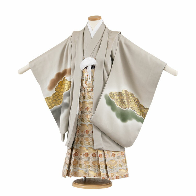 ※その他、ご要望などございましたら後に発信されますメールにご記載下さい。 ※キャンペーン対象外の商品もございますので、ご確認ください。 ※キャンペーンは不定期に変更となります。 ご注文時でのキャンペーン適用とします。ご了承くださいませ。着物レンタル/かんたん着付け袴/753/七五三レンタル ★レンタル内容★(こちらの商品はかんたん着付け仕様です) 羽織・着物・袴（角帯付き）・袖なし襦袢羽織ひもまたはチェーン・扇子・懐剣・お守り サスペンダー・草履・足袋（プレゼント）※下着（肌襦袢）は入っておりません。U首半そでシャツをご用意ください。 ★商品番号 3AO8050 ★サイズ ＜こちらの商品はかんたん着付け仕様です＞ 適応身長：105～115cm ■身丈：75cm ■肩裄：48cm ■袖丈：57cm ■羽織丈：70cm ■袴丈：紐下57cm（おへそからくるぶしまでの長さです。） ※袴丈のサイズ直しはしないでください。 　必ず袴の丈をご確認ください。 ※標準サイズに調整済みです。 ※簡単なサイズ調整が必要な場合があります。 ★商品詳細 こちらの衣装はご家庭でもかんたん着付けていただけるようにアレンジいたしました。 素材：正絹 ※羽織・長着のみ「正絹」です。 ★レンタル内容 こちらの衣装はご家庭でもかんたん着付けていただけるようにアレンジいたしました。 羽織・着物・袴（角帯付き）・袖なし襦袢・羽織ひもまたはチェーン・扇子・懐剣・お守り・草履・足袋（プレゼント）・サスペンダー ※小物はこちらでコーディネートさせて頂きます。 ※箱タイプでの配送となります。 ※下着（肌襦袢）は入っておりません。U首半そでシャツをご用意ください。 ★レンタル期間　最大3泊4日！ レンタル期間はご利用日の2日前から3泊4日となります。 （ご利用日の1日前お届けの場合は、2泊3日となります）。 ※ご返却はご利用日当日～翌日15時までに、ヤマト宅急便取り扱いのコンビニ（セブンイレブン・ファミリーマート・デイリーヤマザキなど）か、クロネコヤマト営業所で同封の着払い伝票で発送の手続きをお願いします。 ※返却が遅れますと1日につきお衣装代の10％が延長料金として追加になりますので返却日はお守りください。返却が遅れる場合は必ずご連絡をください。 ★ご注文について※カレンダーをご確認ください 楽天では、カレンダーが「×」でもご注文は可能ですが、予約をお取りすることは出来ません。 ご利用日が「○」の商品からご注文下さい。 ※ご予約の確定は「【京都ちりめんや】ご予約を確定致しました。」メールにてお知らせいたします。 ※カレンダー反映までに少しお時間がかかりますので、その間に先約が入られている場合もございます。ご了承ください。 ※オプション追加やキャンペーン割引は「【京都ちりめんや】ご予約を確定致しました。」で金額訂正をしてお知らせいたします。 ※予約は1年先の発送日まで可能です。 ※利用日が違うご注文は別々にご注文ください。またご利用日やお届け先が違う場合は「きょうだい割引」や「ママ得割引」などはキャンペーン対象外になります。 ★注意事項 ※次に該当する場合「セーフティプラス」の適用はございませんので、お気を付けください。別途料金をご請求させていただきます。 ・タバコの焦げ跡、香水やヘアースプレーなどによる著しい汚れ・破損。 ・紛失の場合。 ・袴の裾直し・破れなどの商品として修復不可能な場合。 ★備考 ※掲載画像について実際の商品になるべく近い色を再現しておりますが、お客様のご覧になっているモニターや環境により、実際の色・質感等が若干異なる場合がございます。 ※環境問題（Eco/エコ）を考え、お買い上げ明細はご希望の方のみ発行致しております。ご希望のお客様はお手数ですが、備考欄にお知らせください。 ★色違いもございます★ 　→ ベージュ系 : 3AO8048 　→ 水色系 : 3AO8049 着物レンタル/七五三レンタルの「京都ちりめんや」では、 お子様の晴れの日を祝う、お宮参りの産着（初着・熨斗目・掛け着物） ブランド産着・七五三の着物等、豊富な品揃えで、みなさまをお待ち申し上げております。