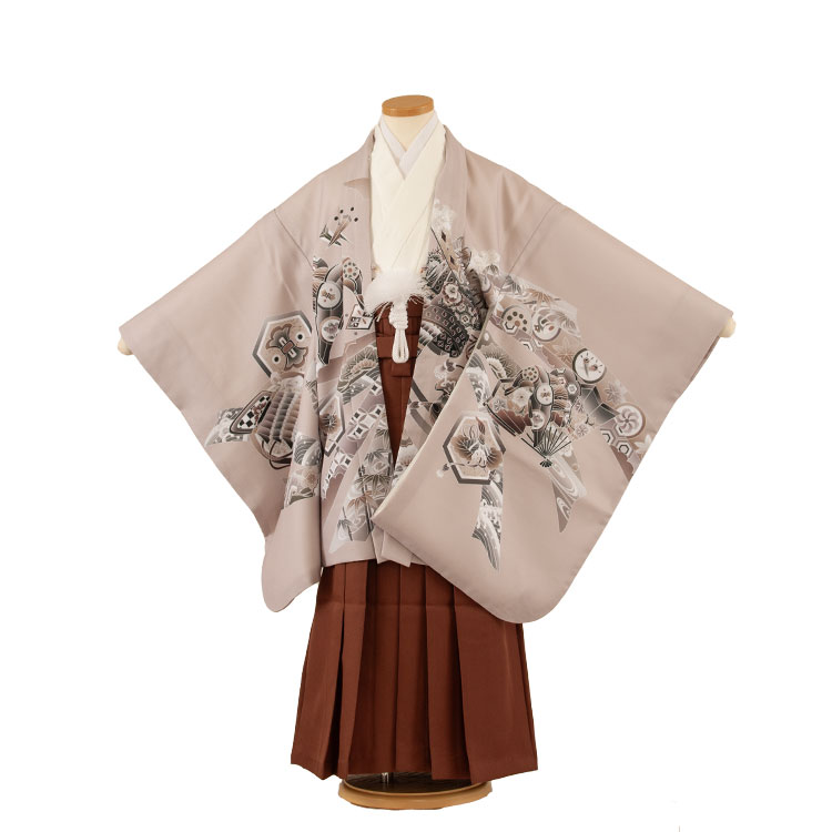 ※その他、ご要望などございましたら後に発信されますメールにご記載下さい。 ※キャンペーン対象外の商品もございますので、ご確認ください。 ※キャンペーンは不定期に変更となります。 ご注文時でのキャンペーン適用とします。ご了承くださいませ。着物レンタル/かんたん着付け袴/753/七五三レンタル ★レンタル内容★(こちらの商品はかんたん着付け仕様です) 羽織・着物・袴（角帯付き）・袖なし襦袢羽織ひもまたはチェーン・扇子・懐剣・お守り サスペンダー・草履・足袋（プレゼント）※下着（肌襦袢）は入っておりません。U首半そでシャツをご用意ください。 ★商品番号 3AO7148 ★サイズ ＜こちらの商品はかんたん着付け仕様です＞ 適応身長：120～130cm ■身丈：70cm ■肩裄：55cm（肩上げなしのピッタリサイズ） ■袖丈：55cm ■羽織丈：65cm ■袴丈：紐下65cm（おへそからくるぶしまでの長さです。） ※袴丈のサイズ直しはしないでください。 　必ず袴の丈をご確認ください。 ※標準サイズに調整済みです。 ※簡単なサイズ調整が必要な場合があります。 ★商品詳細 こちらの衣装はご家庭でもかんたん着付けていただけるようにアレンジいたしました。 素材：化繊 ★レンタル内容 こちらの衣装はご家庭でもかんたん着付けていただけるようにアレンジいたしました。 羽織・着物・袴（角帯付き）・袖なし襦袢・羽織ひもまたはチェーン・扇子・懐剣・お守り・草履・足袋（プレゼント）・サスペンダー ※小物はこちらでコーディネートさせて頂きます。 ※箱タイプでの配送となります。 ※下着（肌襦袢）は入っておりません。U首半そでシャツをご用意ください。 ★レンタル期間　　最大3泊4日！ レンタル期間はご利用日の2日前から3泊4日となります。 （ご利用日の1日前お届けの場合は、2泊3日となります）。 ※ご返却はご利用日当日～翌日15時までに、ヤマト宅急便取り扱いのコンビニ（セブンイレブン・ファミリーマート・デイリーヤマザキなど）か、クロネコヤマト営業所で同封の着払い伝票で発送の手続きをお願いします。 ※返却が遅れますと1日につきお衣装代の10％が延長料金として追加になりますので返却日はお守りください。返却が遅れる場合は必ずご連絡をください。 ★ご注文について。※カレンダーをご確認ください 楽天では、カレンダーが「×」でもご注文は可能ですが、予約をお取りすることは出来ません。 ご利用日が「○」の商品からご注文下さい。 ※ご予約の確定は「【京都ちりめんや】ご予約を確定致しました。」メールにてお知らせいたします。 ※カレンダー反映までに少しお時間がかかりますので、その間に先約が入られている場合もございます。ご了承ください。 ※オプション追加やキャンペーン割引は「【京都ちりめんや】ご予約を確定致しました。」で金額訂正をしてお知らせいたします。 ※予約は1年先の発送日まで可能です。 ※利用日が違うご注文は別々にご注文ください。またご利用日やお届け先が違う場合は「きょうだい割引」や「ママ得割引」などはキャンペーン対象外になります。 ★注意事項 ※次に該当する場合「セーフティプラス」の適用はございませんので、お気を付けください。別途料金をご請求させていただきます。 ・タバコの焦げ跡、香水やヘアースプレーなどによる著しい汚れ・破損。 ・紛失の場合。 ・袴の裾直し・破れなどの商品として修復不可能な場合。 ★備考 ※掲載画像について実際の商品になるべく近い色を再現しておりますが、お客様のご覧になっているモニターや環境により、実際の色・質感等が若干異なる場合がございます。 ※環境問題（Eco/エコ）を考え、お買い上げ明細はご希望の方のみ発行致しております。ご希望のお客様はお手数ですが、備考欄にお知らせください。 着物レンタル/七五三レンタルの「京都ちりめんや」では、 お子様の晴れの日を祝う、お宮参りの産着（初着・熨斗目・掛け着物） ブランド産着・七五三の着物等、豊富な品揃えで、みなさまをお待ち申し上げております。