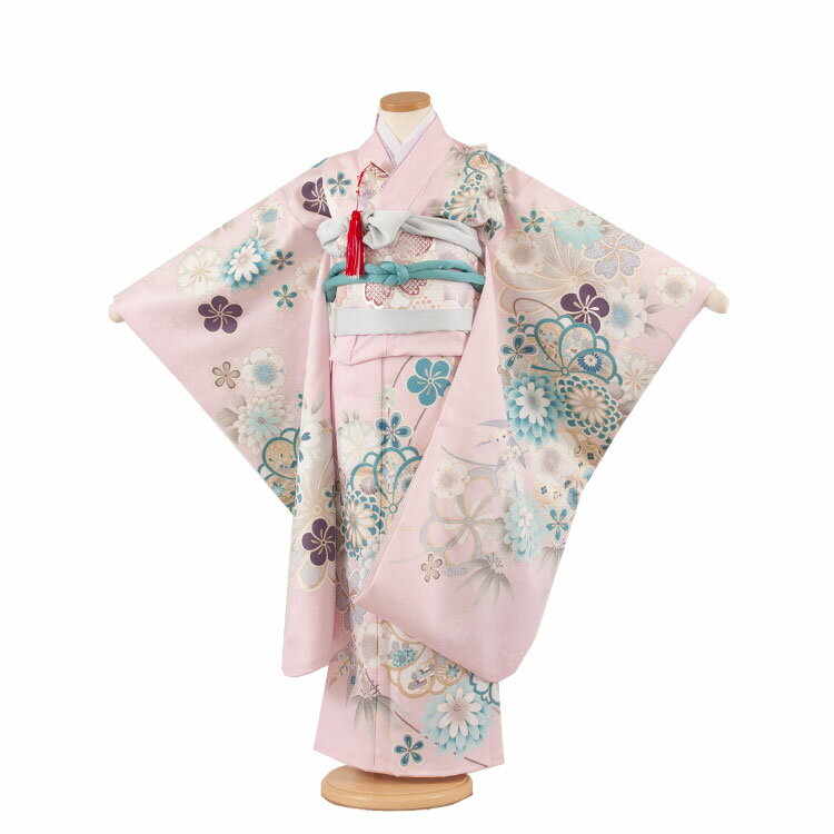 ※その他、ご要望などございましたら後に発信されますメールにご記載下さい。 ※キャンペーン対象外の商品もございますので、ご確認ください。 ※キャンペーンは不定期に変更となります。 ご注文時でのキャンペーン適用とします。ご了承くださいませ。着物レンタル/女の子 7歳 帯着物 /753/七五三レンタル ★レンタル内容★ 着物・袖なし襦袢・結び帯・帯揚げ・帯締め・しごき・扇子・はこせこ・草履・バッグ・足袋（プレゼント）・腰紐(2本)・和装ベルト・伊達締め・髪飾り ※びらかんはセット品に含まれておりません。 ※下着（肌襦袢）は入っておりません。キャミソールやU首半そでシャツをご用意ください。 ★商品番号 3AP7320 ★サイズ 適応身長：115～125cm ■身丈：133cm ■肩裄：54cm ■袖丈：76cm ※標準サイズに調整済みです。 ※簡単なサイズ調整（腰紐にて）が必要な場合があります。 ★商品詳細 素材：化繊 ★レンタル内容 着物・袖なし襦袢・結び帯・帯揚げ・帯締め・しごき・扇子・はこせこ・草履・バッグ・足袋（プレゼント）・腰紐(2本)・和装ベルト・伊達締め・髪飾り ※びらかんはセット品に含まれておりません。 ※小物はこちらでコーディネートさせて頂きます。 ※箱タイプでの配送となります。 ※下着（肌襦袢）は入っておりません。キャミソールやU首半そでシャツをご用意ください。 ★レンタル期間　　最大3泊4日！ レンタル期間はご利用日の2日前から3泊4日となります。 （ご利用日の1日前お届けの場合は、2泊3日となります）。 ※ご返却はご利用日当日～翌日15時までに、ヤマト宅急便取り扱いのコンビニ（セブンイレブン・ファミリーマート・デイリーヤマザキなど）か、クロネコヤマト営業所で同封の着払い伝票で発送の手続きをお願いします。 ※返却が遅れますと1日につきお衣装代の10％が延長料金として追加になりますので返却日はお守りください。返却が遅れる場合は必ずご連絡をください。 ★ご注文について。※カレンダーをご確認ください 楽天では、カレンダーが「×」でもご注文は可能ですが、予約をお取りすることは出来ません。 ご利用日が「○」の商品からご注文下さい。 ※ご予約の確定は「【京都ちりめんや】ご予約を確定致しました。」メールにてお知らせいたします。 ※カレンダー反映までに少しお時間がかかりますので、その間に先約が入られている場合もございます。ご了承ください。 ※オプション追加やキャンペーン割引は「【京都ちりめんや】ご予約を確定致しました。」で金額訂正をしてお知らせいたします。 ※予約は1年先の発送日まで可能です。 ※利用日が違うご注文は別々にご注文ください。またご利用日やお届け先が違う場合は「きょうだい割引」や「ママ得割引」などはキャンペーン対象外になります。 ★注意事項 ※次に該当する場合「セーフティプラス」の適用はございませんので、お気を付けください。別途料金をご請求させていただきます。 ・タバコの焦げ跡、香水やヘアースプレーなどによる著しい汚れ・破損。 ・紛失の場合。 ・袴の裾直し・破れなどの商品として修復不可能な場合。 ★備考 ※掲載画像について実際の商品になるべく近い色を再現しておりますが、お客様のご覧になっているモニターや環境により、実際の色・質感等が若干異なる場合がございます。 ※環境問題（Eco/エコ）を考え、お買い上げ明細はご希望の方のみ発行致しております。ご希望のお客様はお手数ですが、備考欄にお知らせください。 着物レンタル/七五三レンタルの「京都ちりめんや」では、 お子様の晴れの日を祝う、お宮参りの産着（初着・熨斗目・掛け着物） ブランド産着・七五三の着物等、豊富な品揃えで、みなさまをお待ち申し上げております。